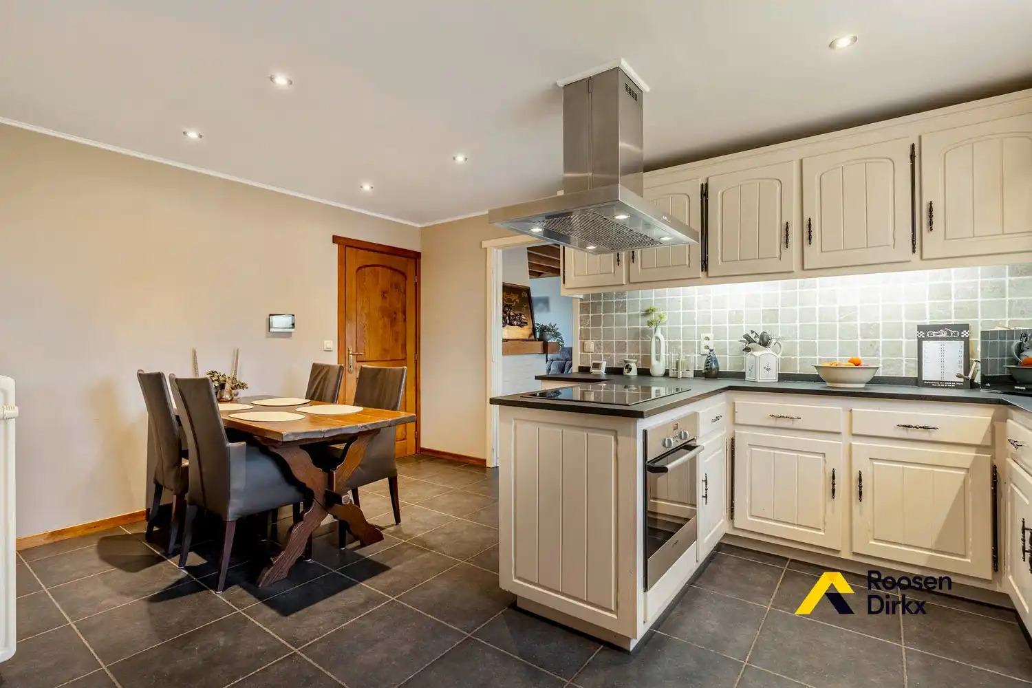 Solide woning met  4 slaapkamers en ruime garage op perceel van 734m² foto 12