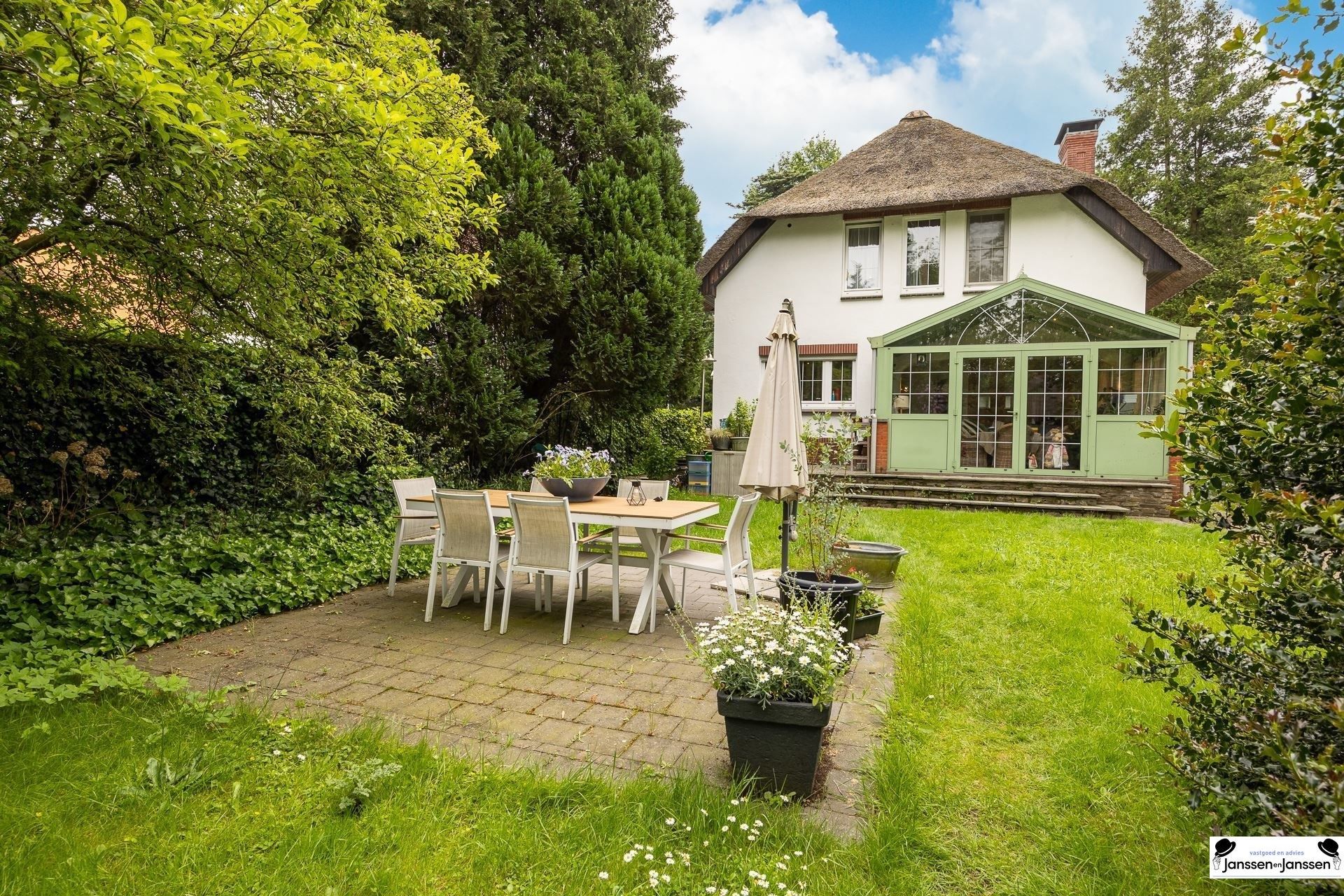 Klassieke, charmante vrijstaande villa, rustig gelegen in het geliefde Vriesdonk op ca. 1266m² foto 33
