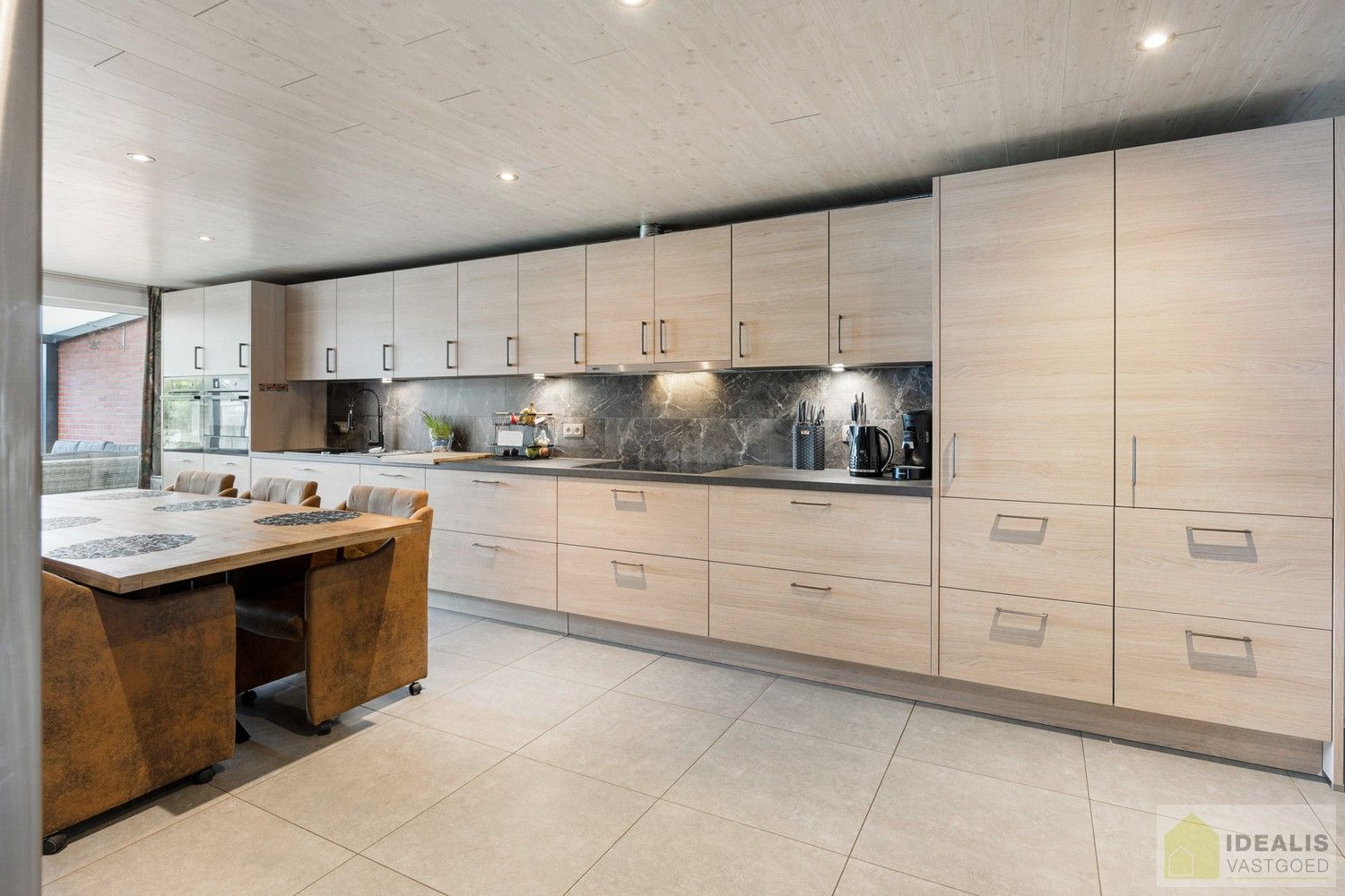IDEALIS VASTGOED – RECENT GERENOVEERDE WONING (2021) OP EEN PERCEEL VAN MAAR LIEFST 8A92CA OP EEN ZEER GUNSTIGE LOCATIE! Deze ruime woning met een netto bewoonbare oppervlakte van +- 170m² bevindt zich langs de Paalseweg in Hulst, deelgemeente van Tessenderlo-Ham. Naast de perfecte ligging is het een prachtig afgewerkte woning met een royale leefruimte, zeer ruime open keuken, 3 slaapkamers en badkamer. Een uniek aanbod voor wie op zoek is naar een volledig gerenoveerde instapklare woning. foto 8