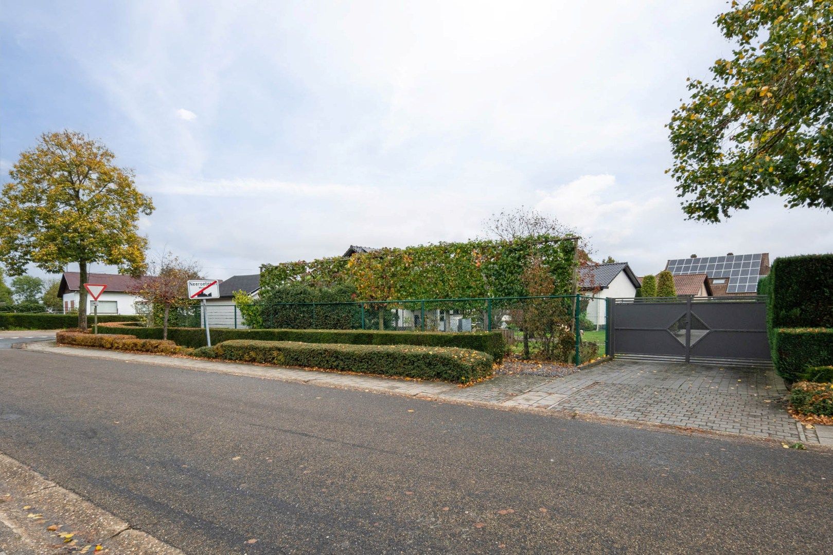 Ruim, goed afgewerkt gelijkvloers landhuis op een perceel van 13a20ca  nabij het centrum van Neeroeteren!  foto 31
