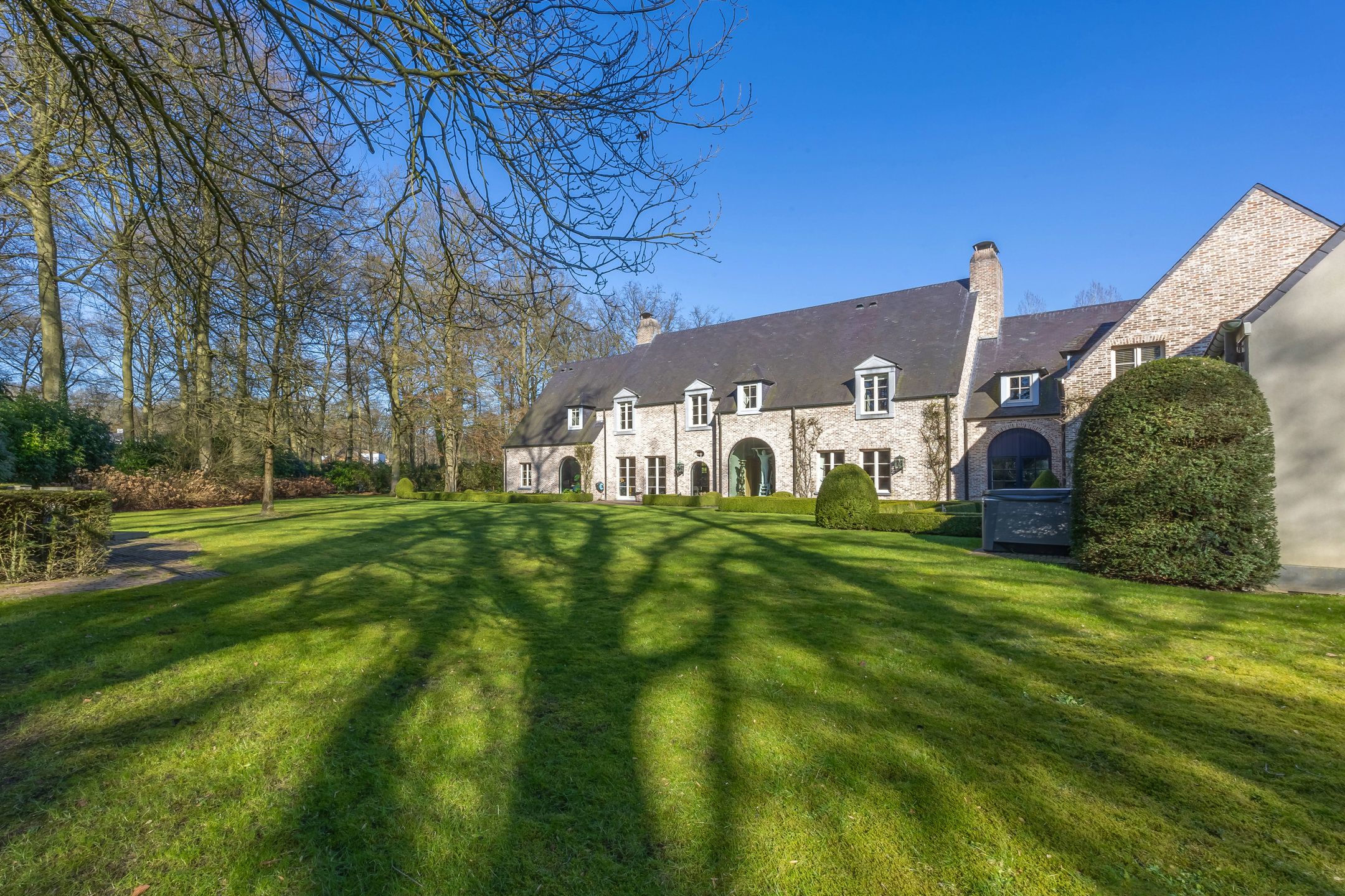 Exclusieve kasteelhoeve met zwembad op 2,7 ha grond, grenzend aan natuurgebied foto 2