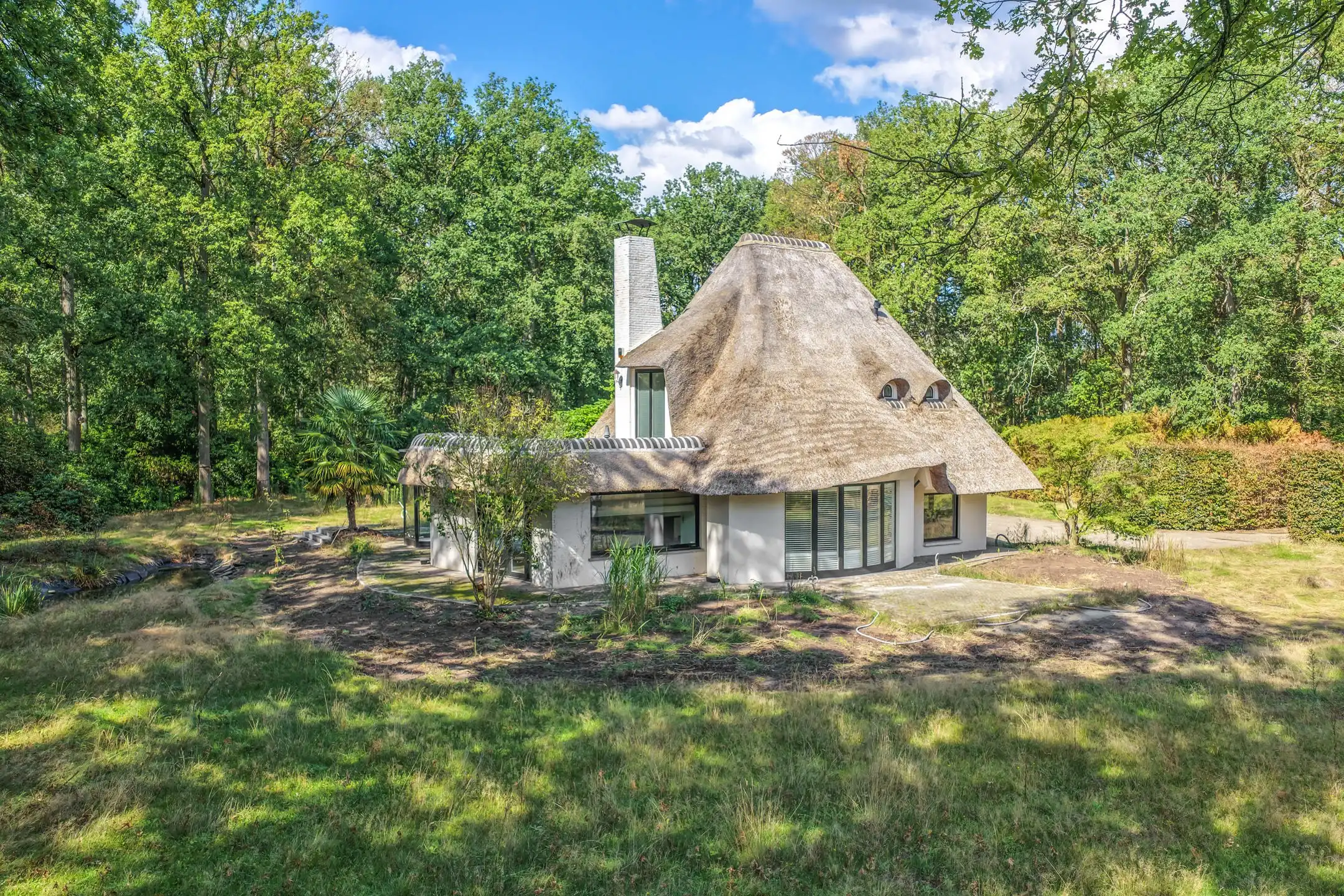 Karaktervolle villa op ca. 1 hectare groen foto 3