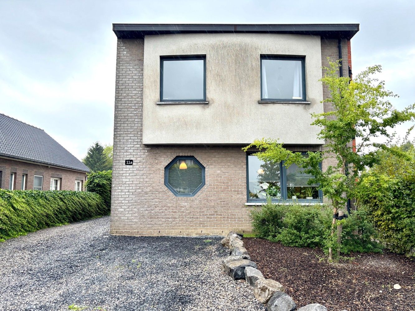 Instapklaar gelijkvloers appartement met aparte ingang, tuin en 2 staanplaatsen te Emblem! foto {{pictureIndex}}