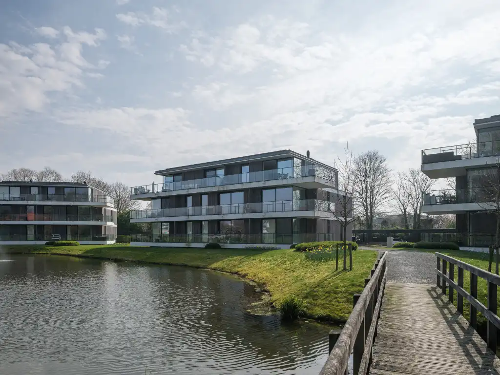 Lichtrijke penthouse met 3 slaapkamers, ruim zonneterras en twee overdekte staanplaatsen met groen uitzicht op fietsafstand van het centrum van Gent. foto 17