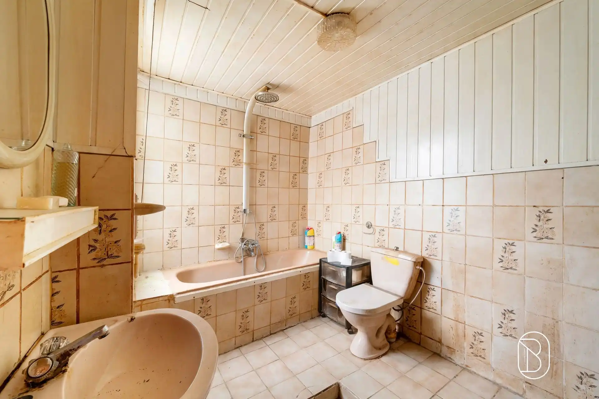 Te renoveren / af te breken woning met POTENTIEEL en uitweg foto 10