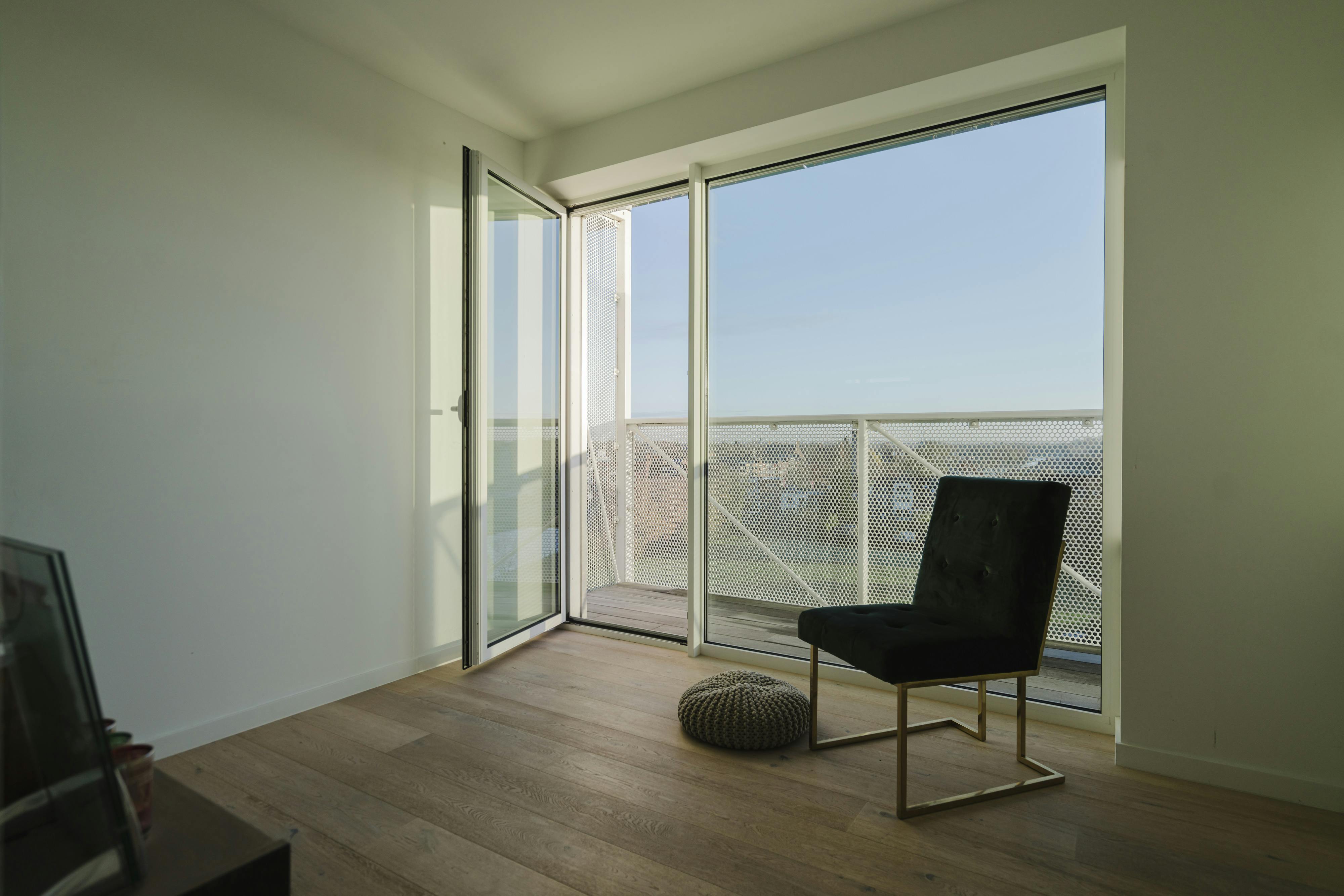 Adembenemend appartement met Leiezicht in hartje Kortrijk foto 8