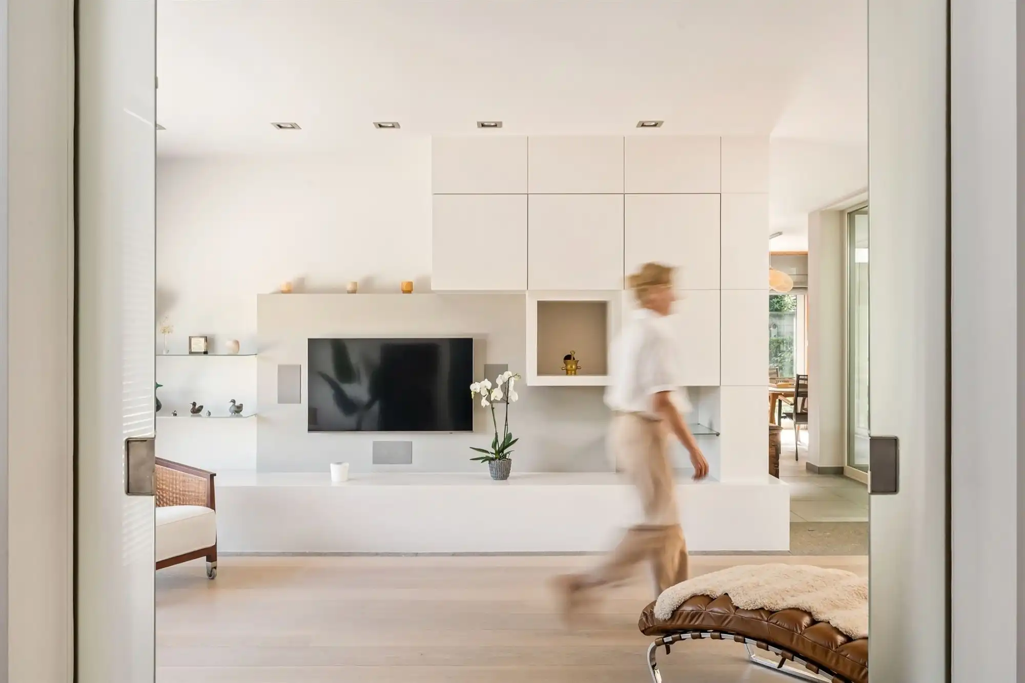 Knappe villa rond een glazen patio met gastenvleugel en 2 liften foto 7