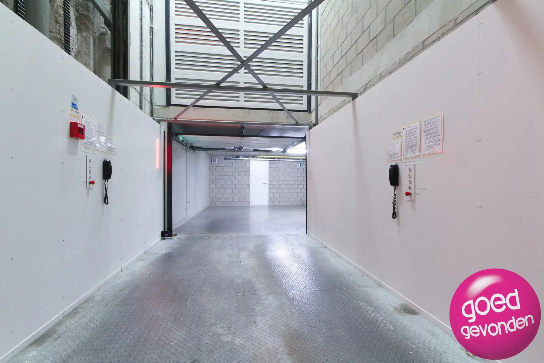 ONDERGRONDSE PARKEERPLAATS - CENTRUM - VEILIG - AUTOLIFT foto 10