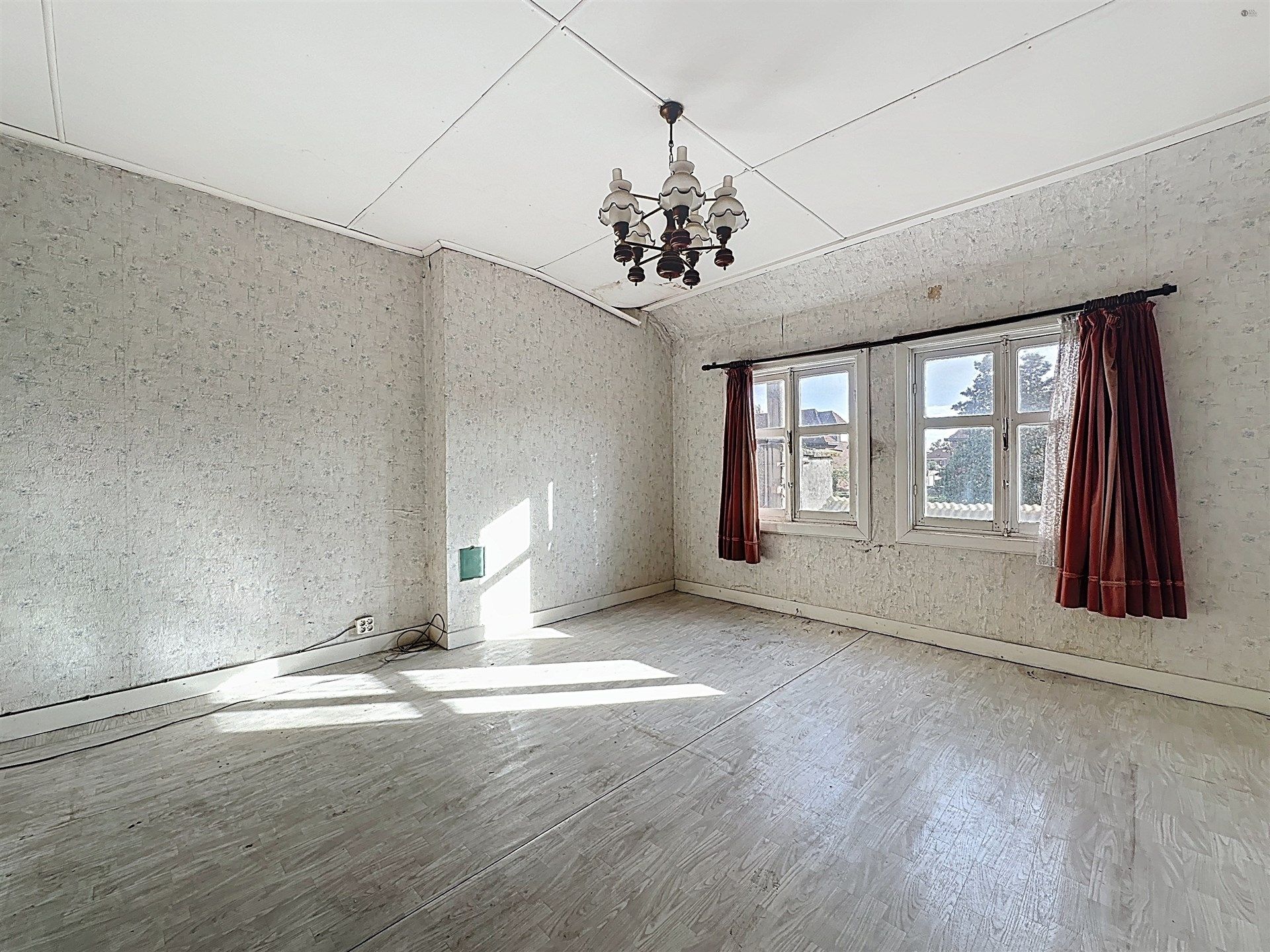 Halfopen bebouwing met 3 slaapkamers, ruime garage op perceel van 380m². foto 12