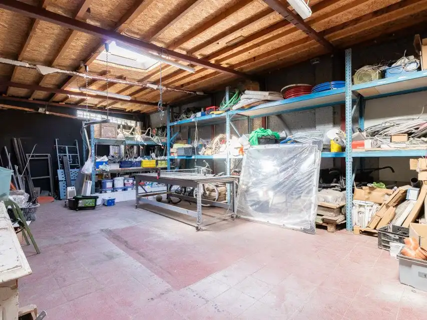 Opbrengsteigendom met ruim magazijn en appartement. foto 8