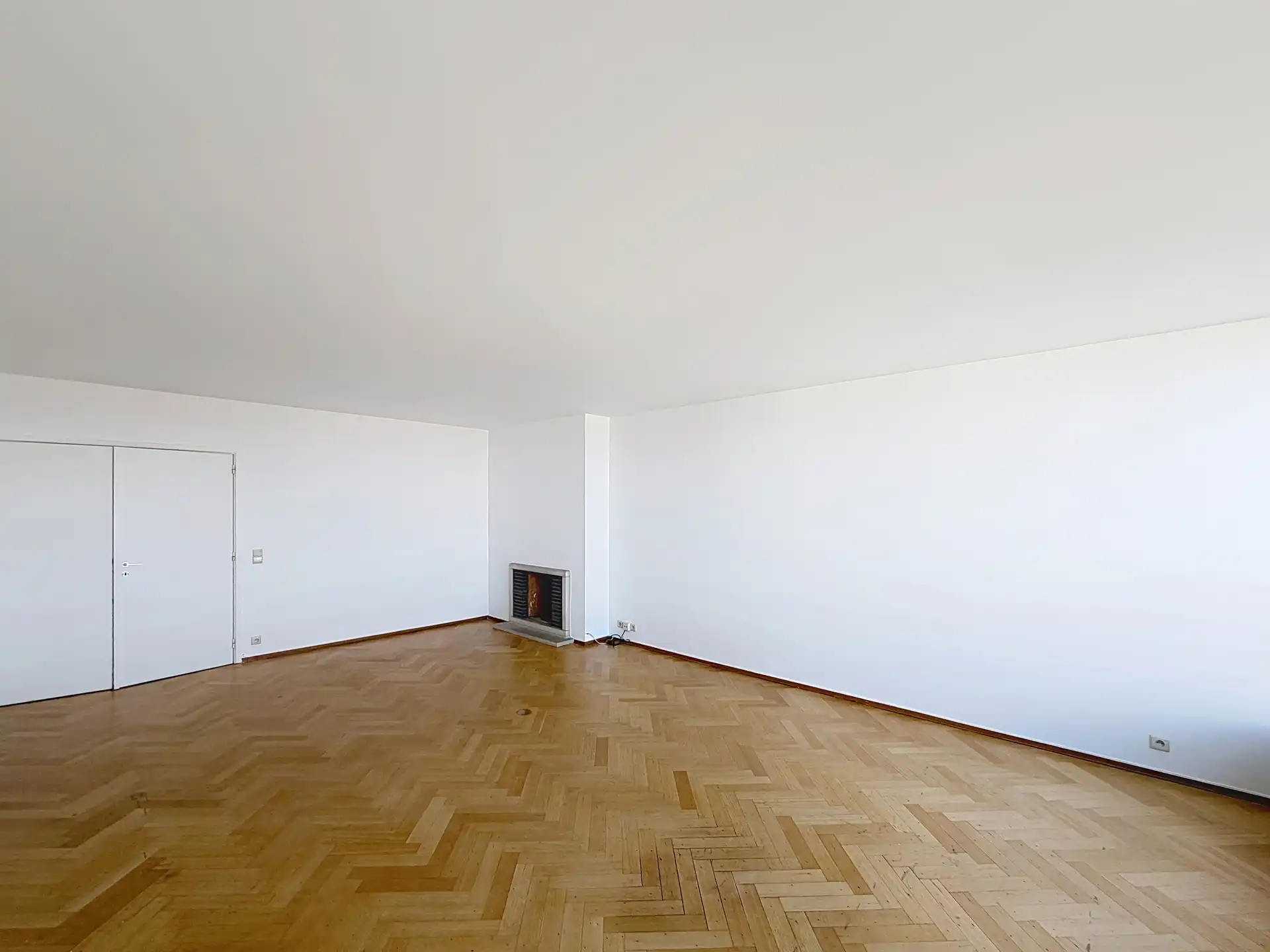 JUSTITIEPALEIS – Mooi 2-slaapkamerappartement met parking! foto 4