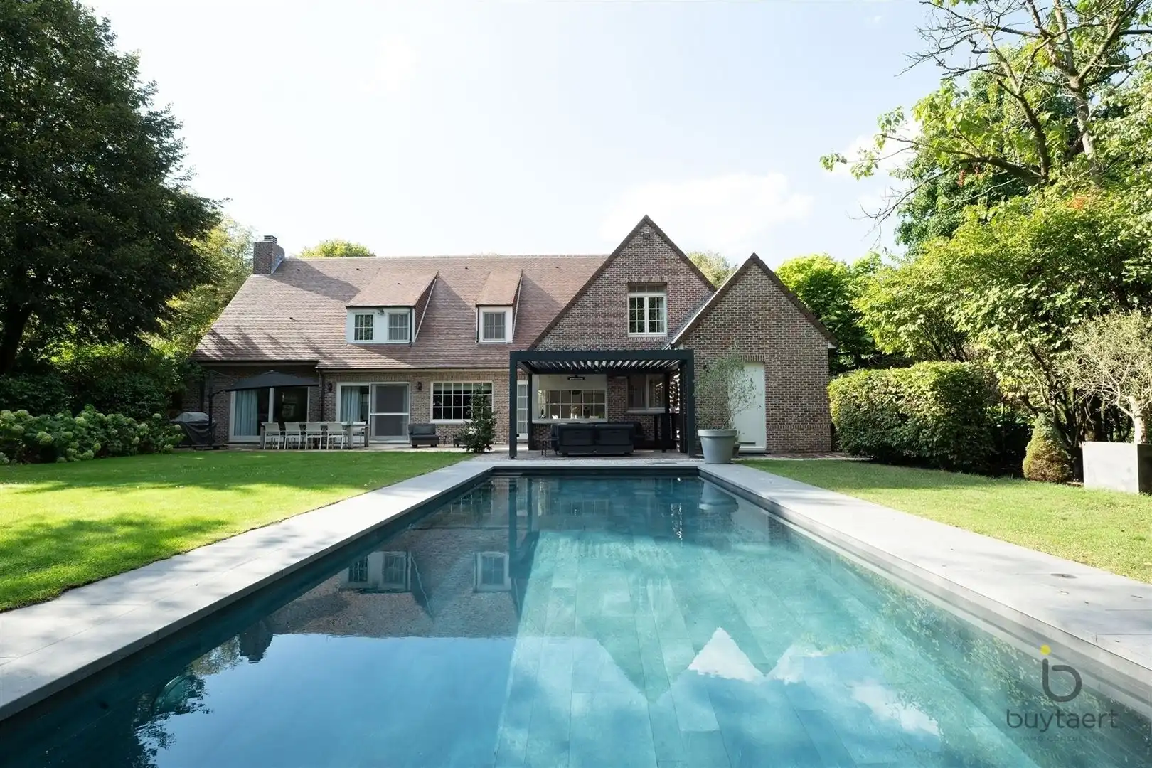 EXCLUSIEF: stijlvolle villa met een tijdloze inrichting op een toplocatie te Schilde! foto {{pictureIndex}}