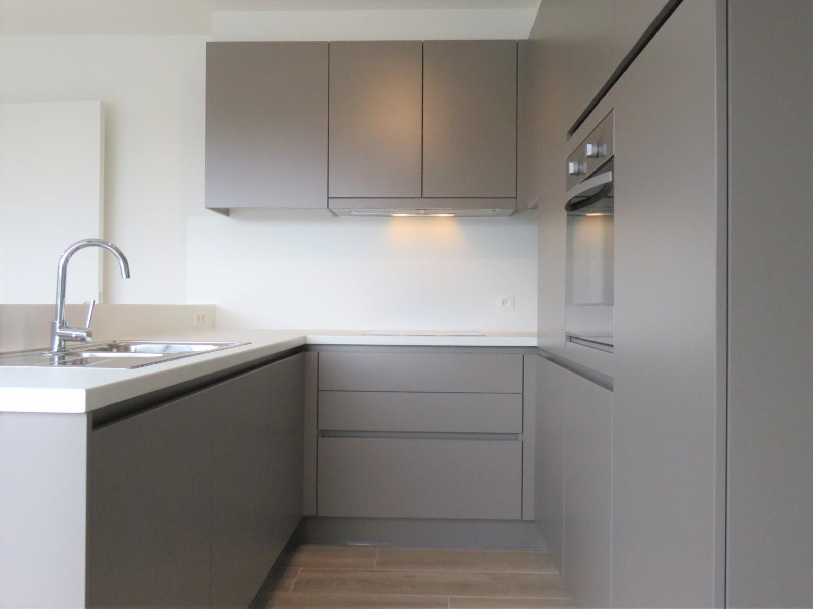 Dakappartement met 2 slaapkamers, terras en autostaanplaats! foto 2