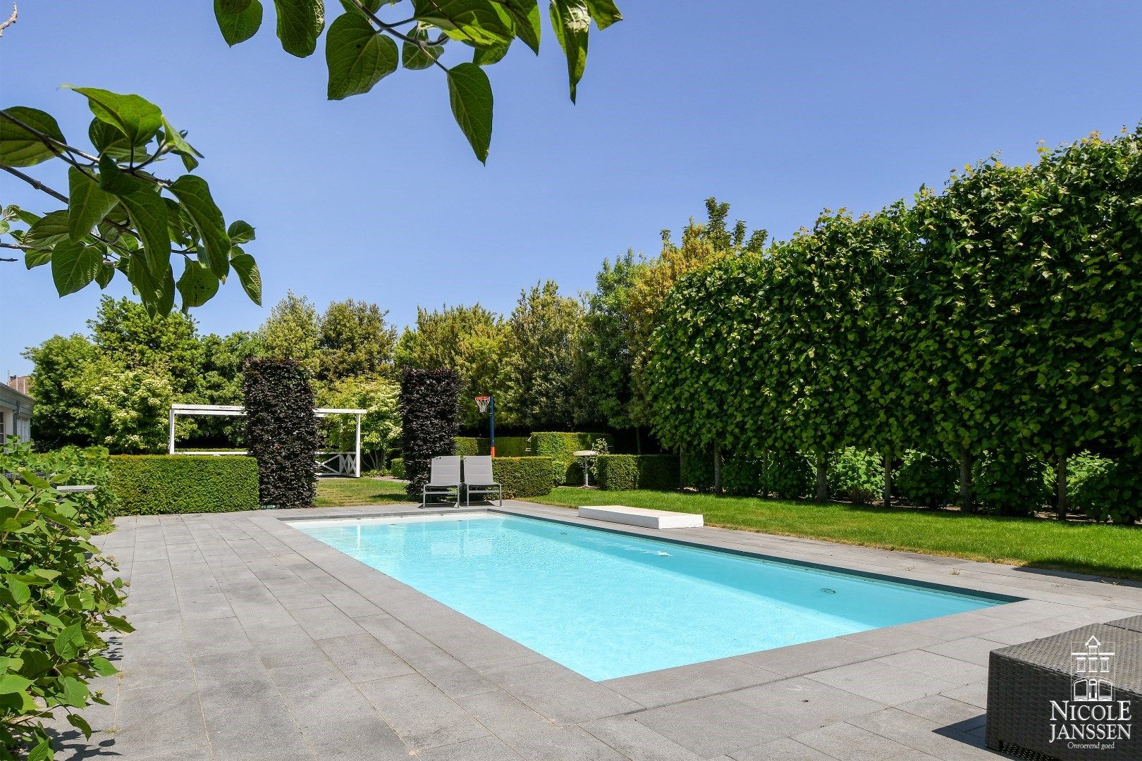 Luxueus en ruim ingedeeld landhuis met naastliggend garagegebouw met appartement foto 44