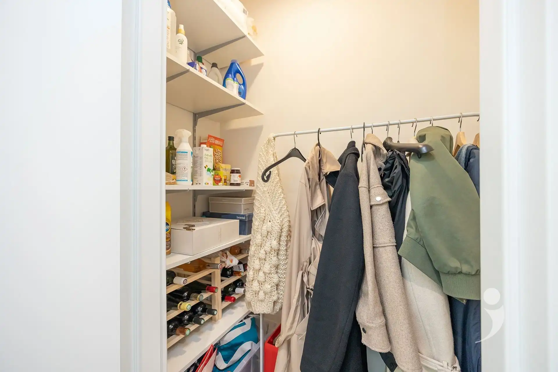 Gerenoveerd appartement met 2 slaapkamers, garagebox en staanplaats foto 14