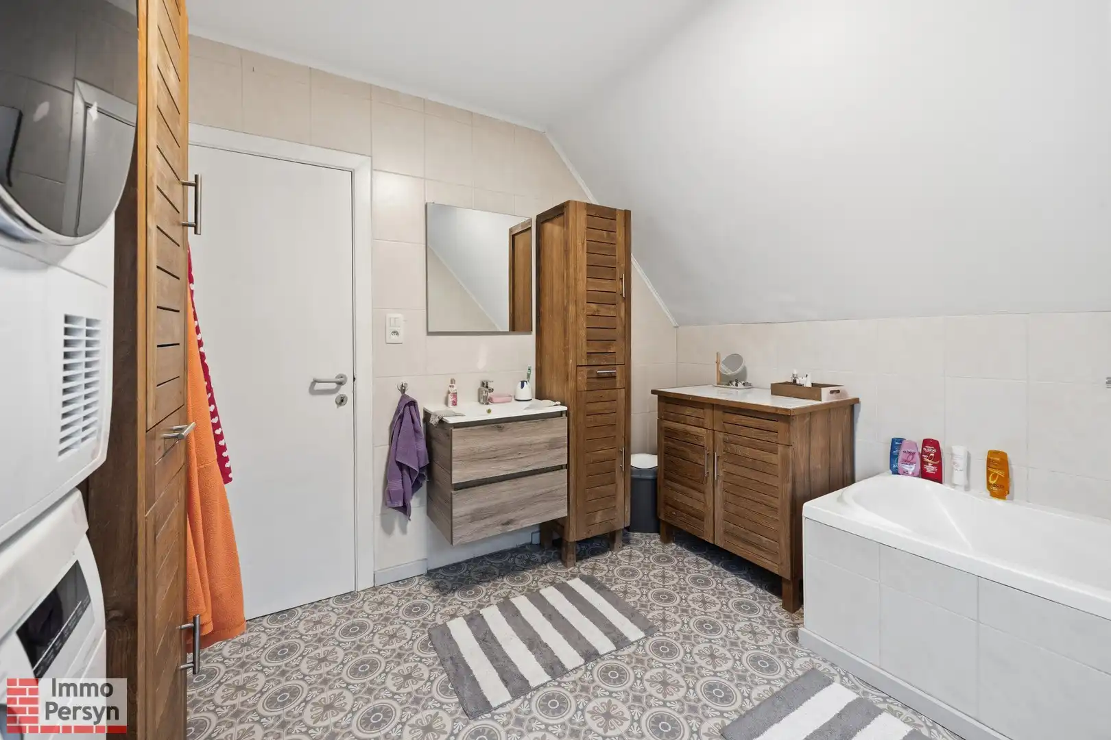 Charmante, gerenoveerde woning met carport en tuin foto 19