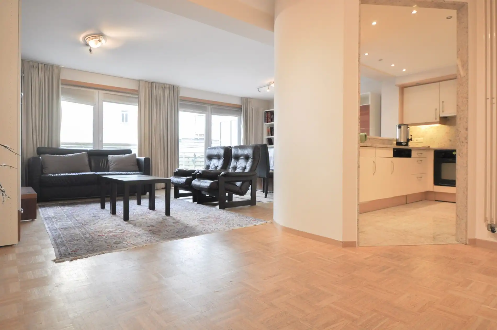 Lichtrijk appartement met een ruim zuidwest gericht terras gelegen nabij het commercieel centrum en het strand. foto 6