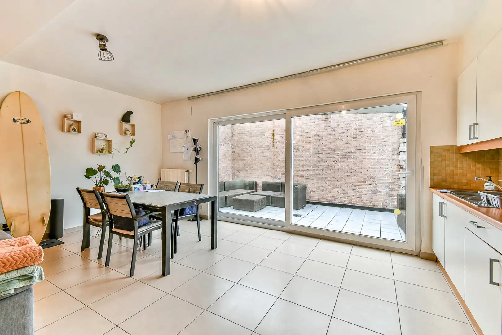 Instapklaar gelijkvloers appartement met twee slaapkamers en buitenkoer in centrum Gistel foto 2