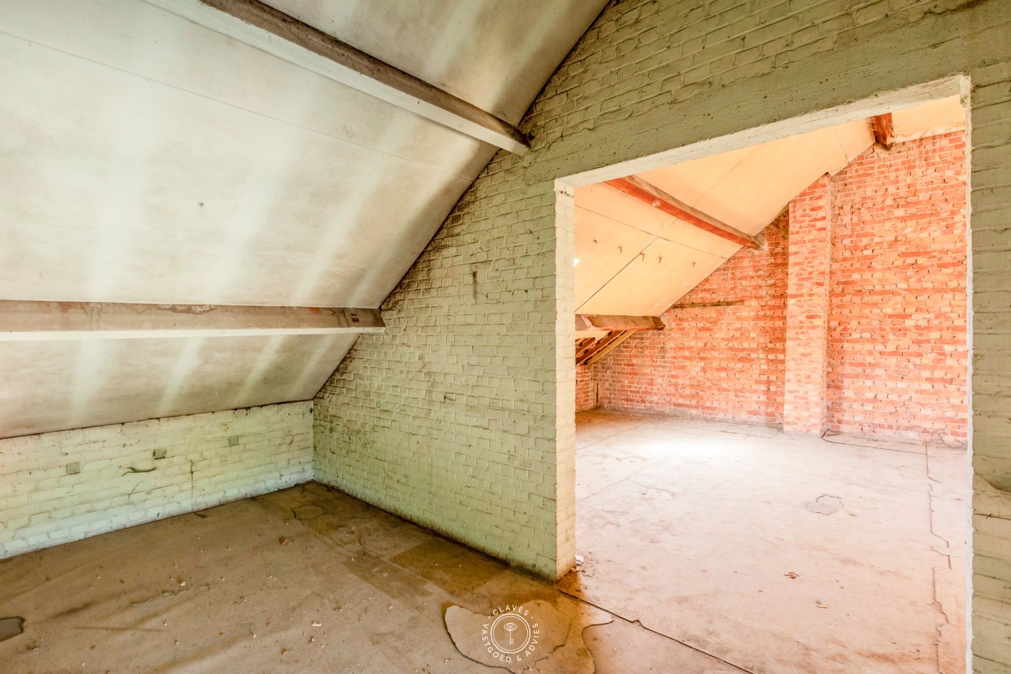 Enorm ruim handelshuis met magazijn op een groot perceel en garages achteraan. foto 25