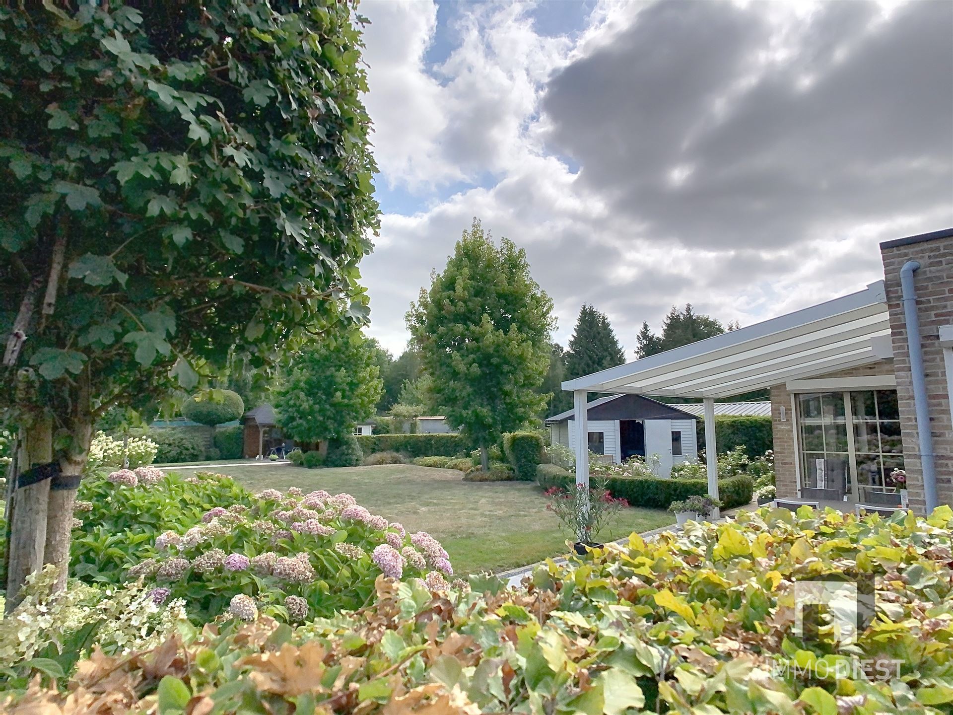 Aantrekkelijke en instapklare woning met 3 slaapkamers en prachtig aangelegde tuin op 12a 77ca. foto 3