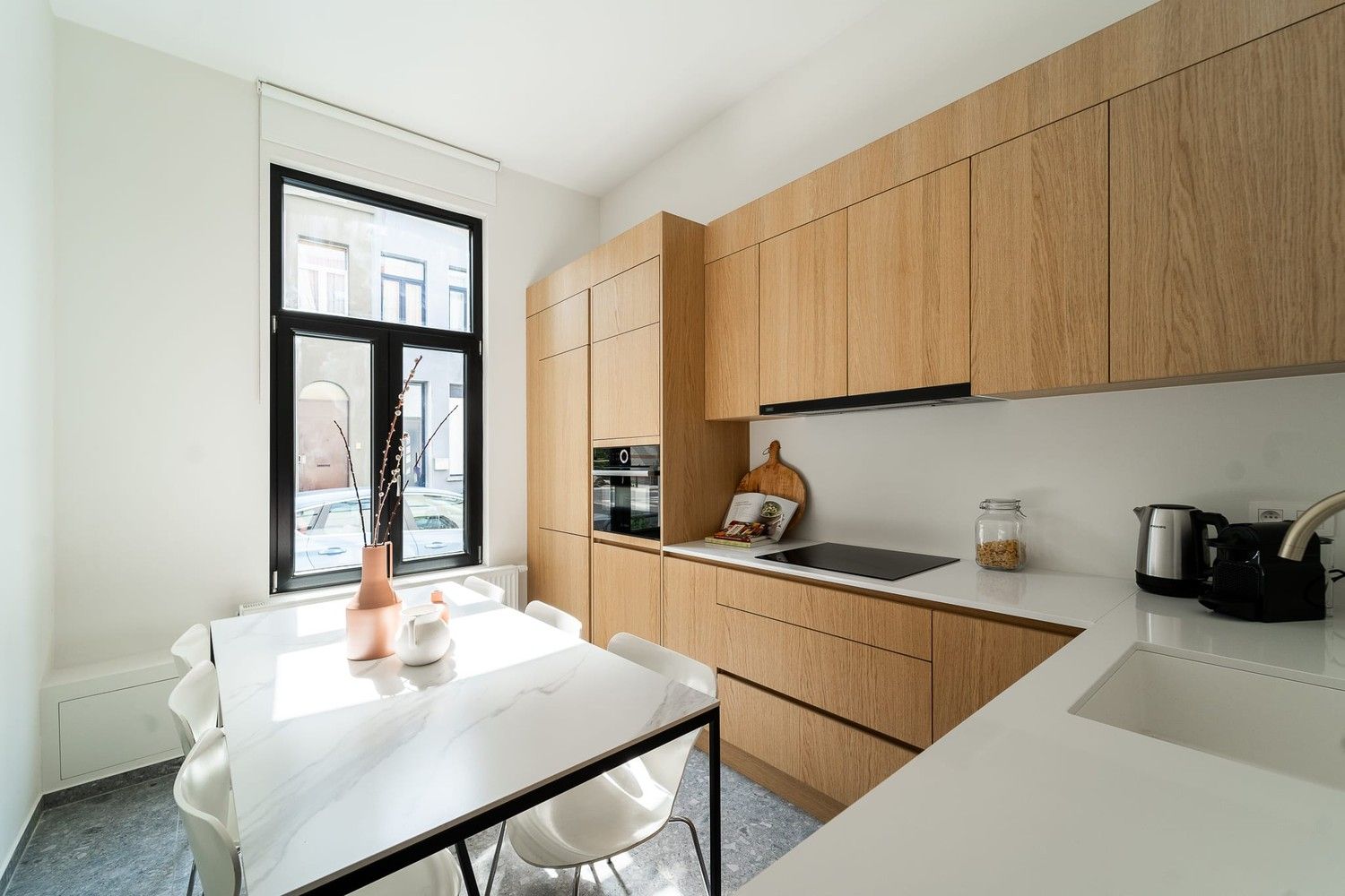 Instapklare gerenoveerde starterswoning met koer te Oud-Berchem foto 3