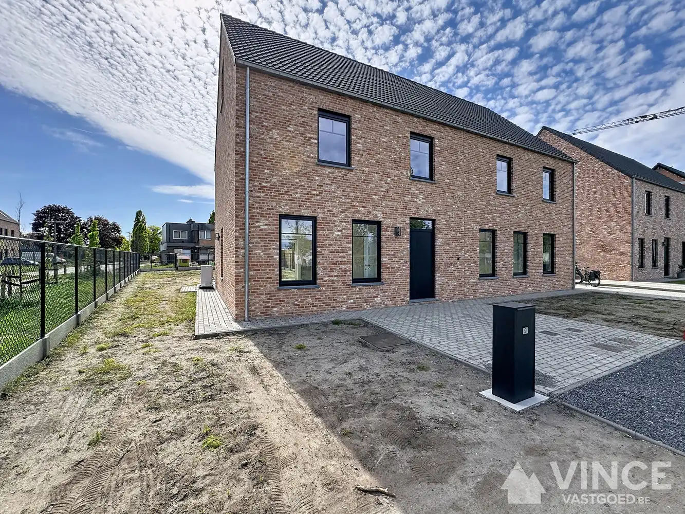 Prachtige ruime nieuwbouwwoning foto 2