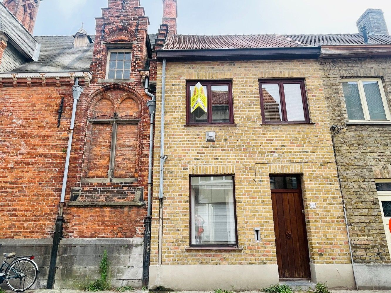 Brugge centrum rustige ligging, vlakbij alle winkels LEUK INSTAPKLAAR WOONHUIS met KOER+ GROOT ZONNETERRAS op de 1éVerd, 2 mooie slaapkamers foto 4