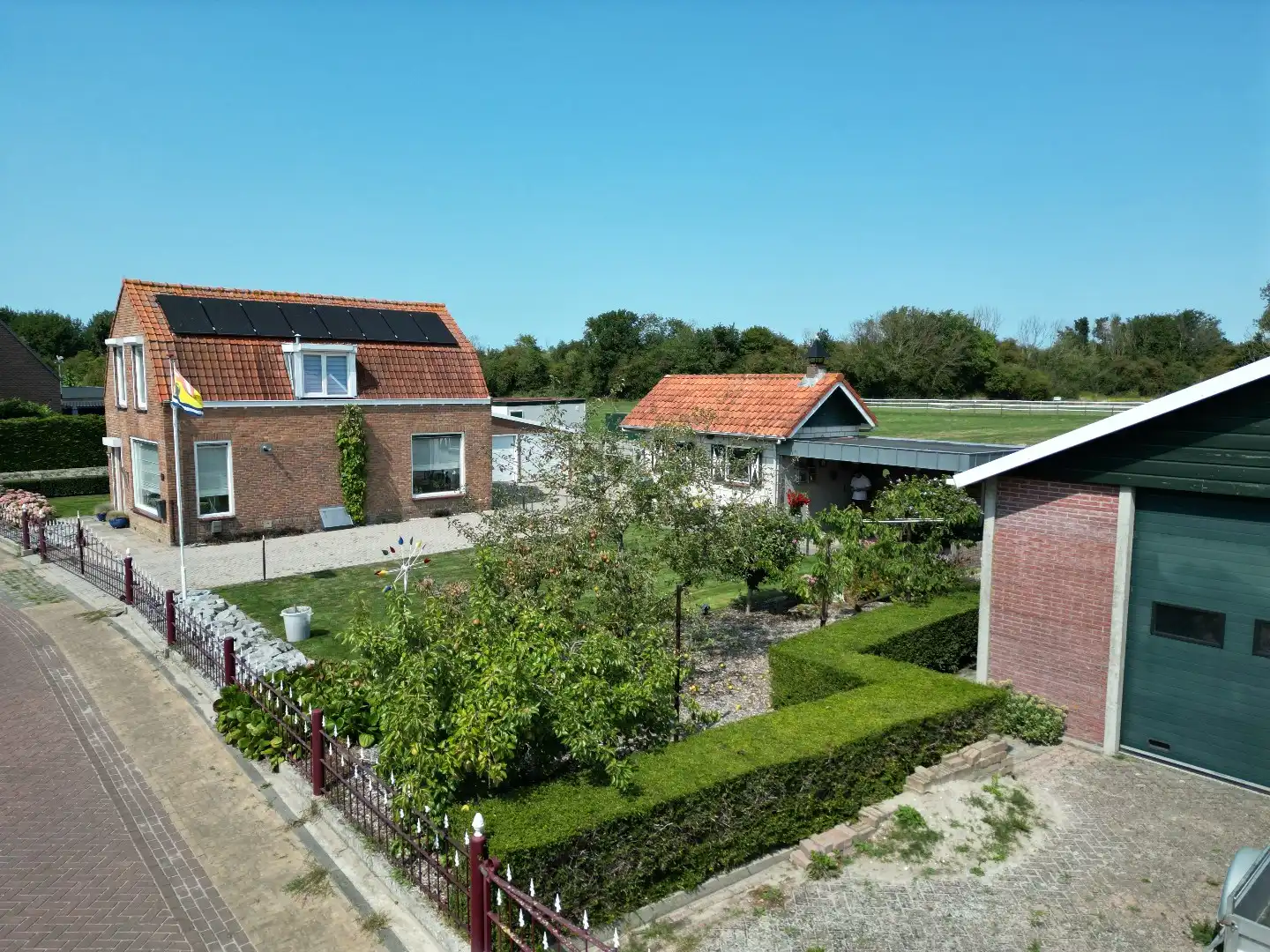 Charme met grote loods en dubbele garage  foto 2