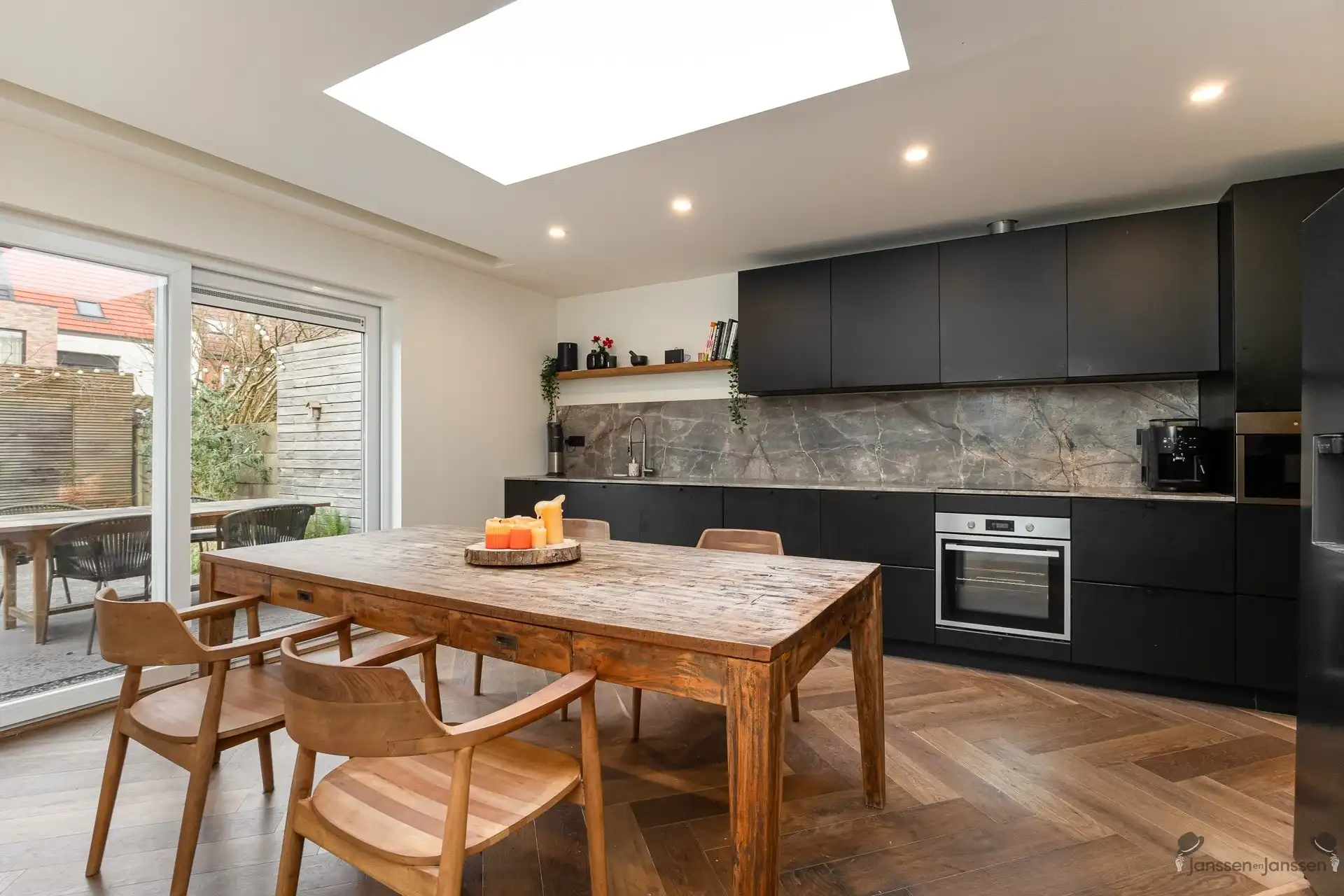 Sfeervolle, instapklare gezinswoning in rustige doodlopende straat met EPC B foto {{pictureIndex}}