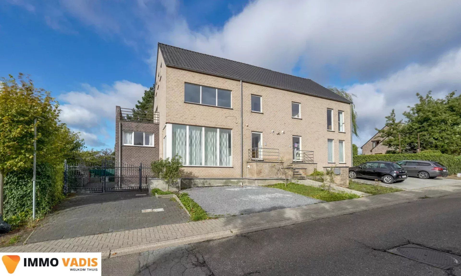 Ruim gelijkvloers appartement met  3 slaapkamers foto {{pictureIndex}}