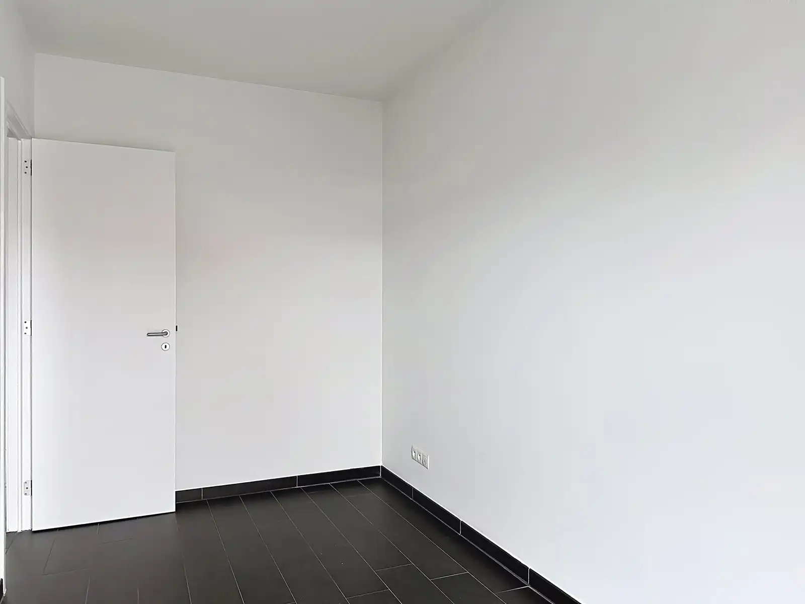 Instapklaar gelijkvloers met twee slaapkamers en ondergrondse staanplaats foto 22