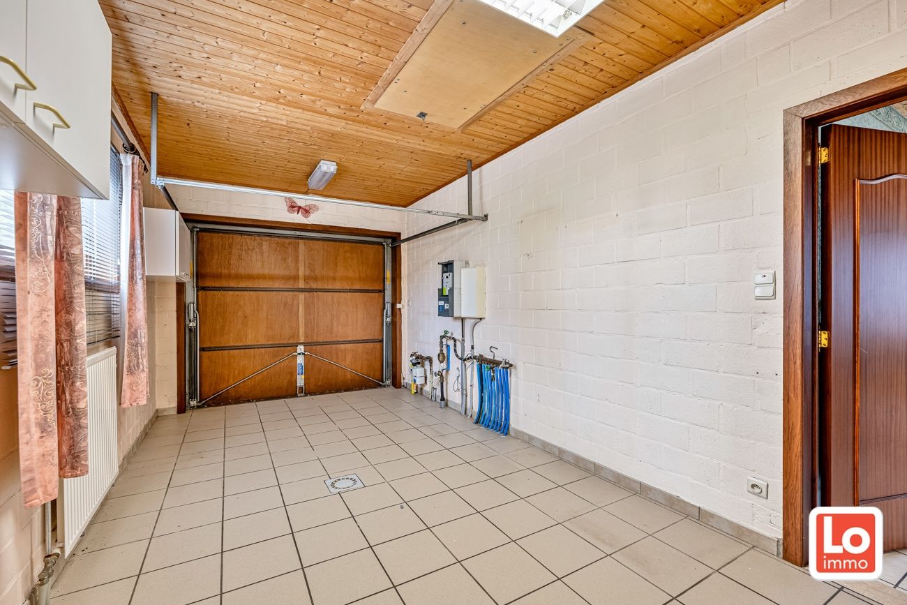 VERKOCHT! Te renoveren gelijkvloerse woning met inpandige garage op een mooie locatie in een rustige doodlopende straat in Lochristi! foto 17