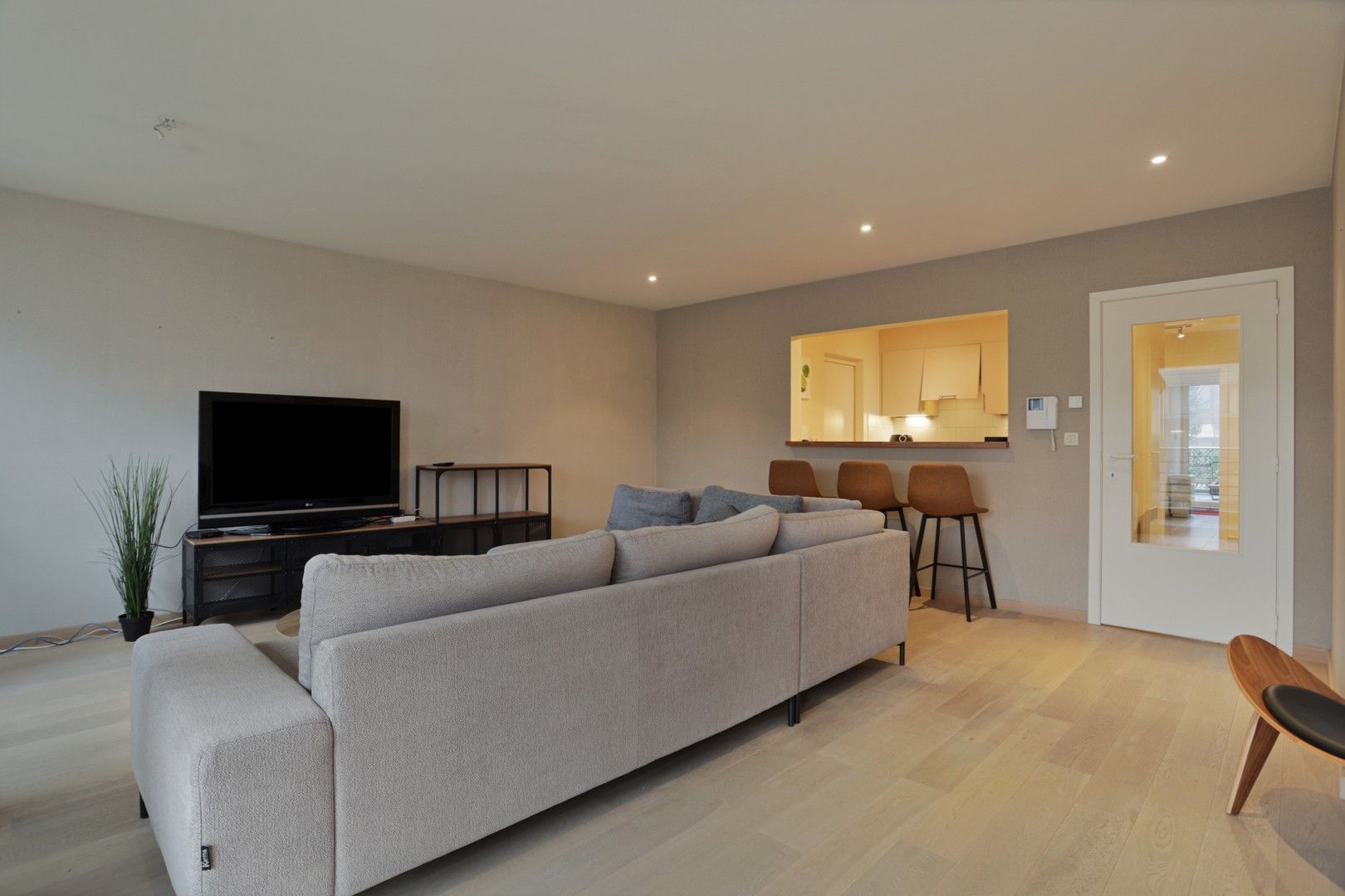 TOPLOCATIE! GOED ONDERHOUDEN, RUIM, INSTAPKLAAR 2-SLPK-APP MET 2 GROTE TERRASSEN foto 3