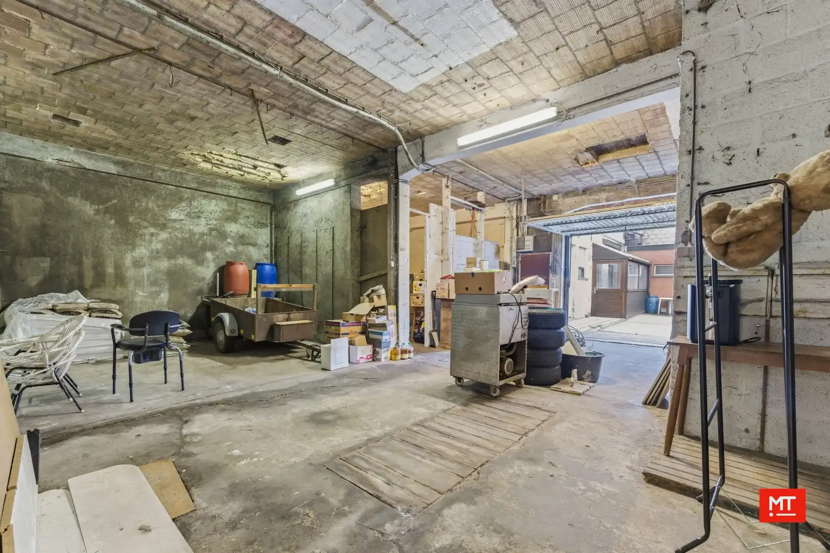 Bijzonder ruim gebouw met magazijn in de dorpskern van Zandvoorde (Zonnebeke) foto 18