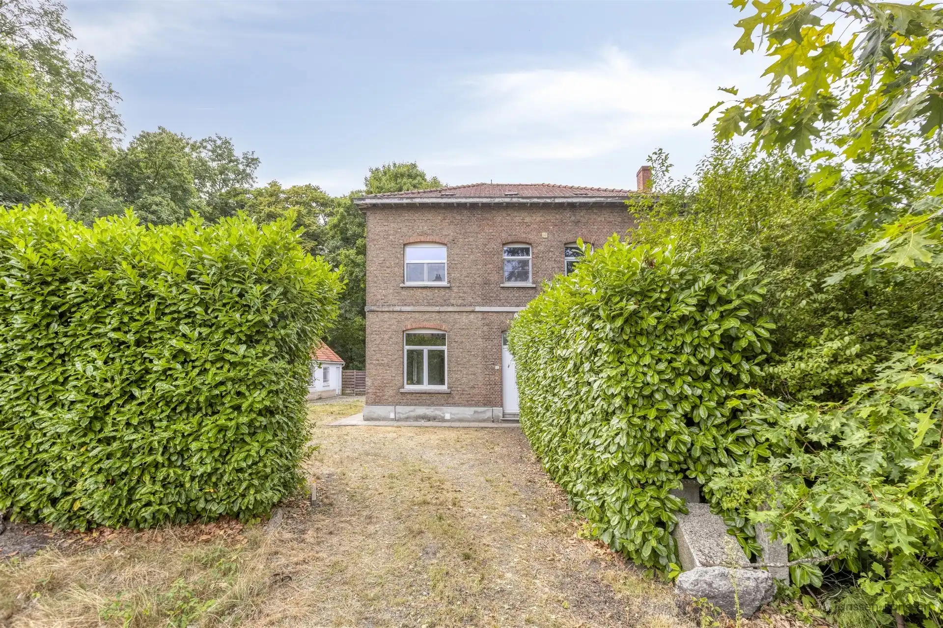 Hoofdfoto van de publicatie: Karaktervolle halfopen bebouwing met potentieel en unieke ligging te Leopoldsburg