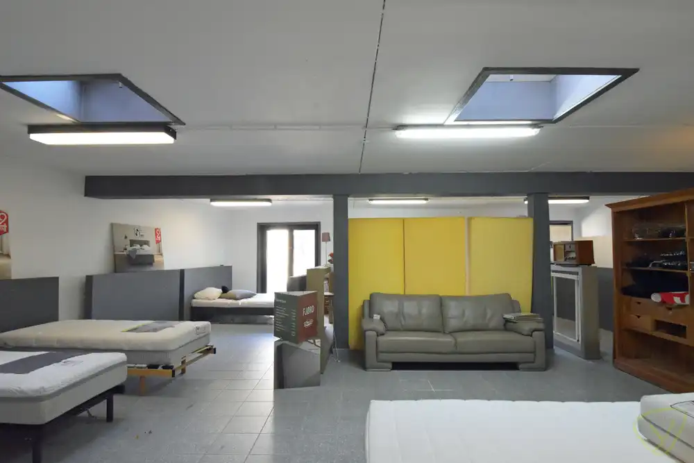 Ruim handelspand met veel visibiliteit in het centrum van Eeklo foto 8