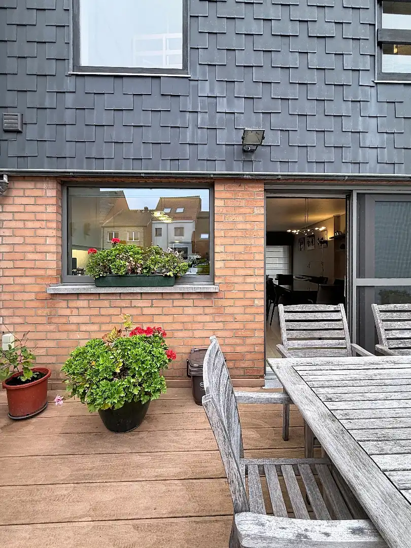 Instapklare bel-etage met drie slaapkamers, garage en zonnige buitenruimtes. foto 13
