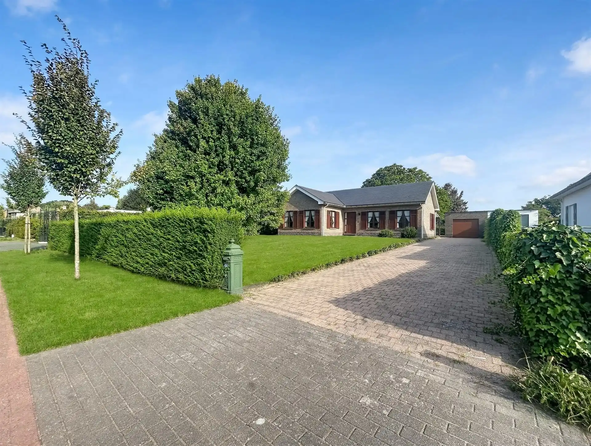 open bebouwing met 3 slaapkamers en garage op perceel van 1808m² foto 2