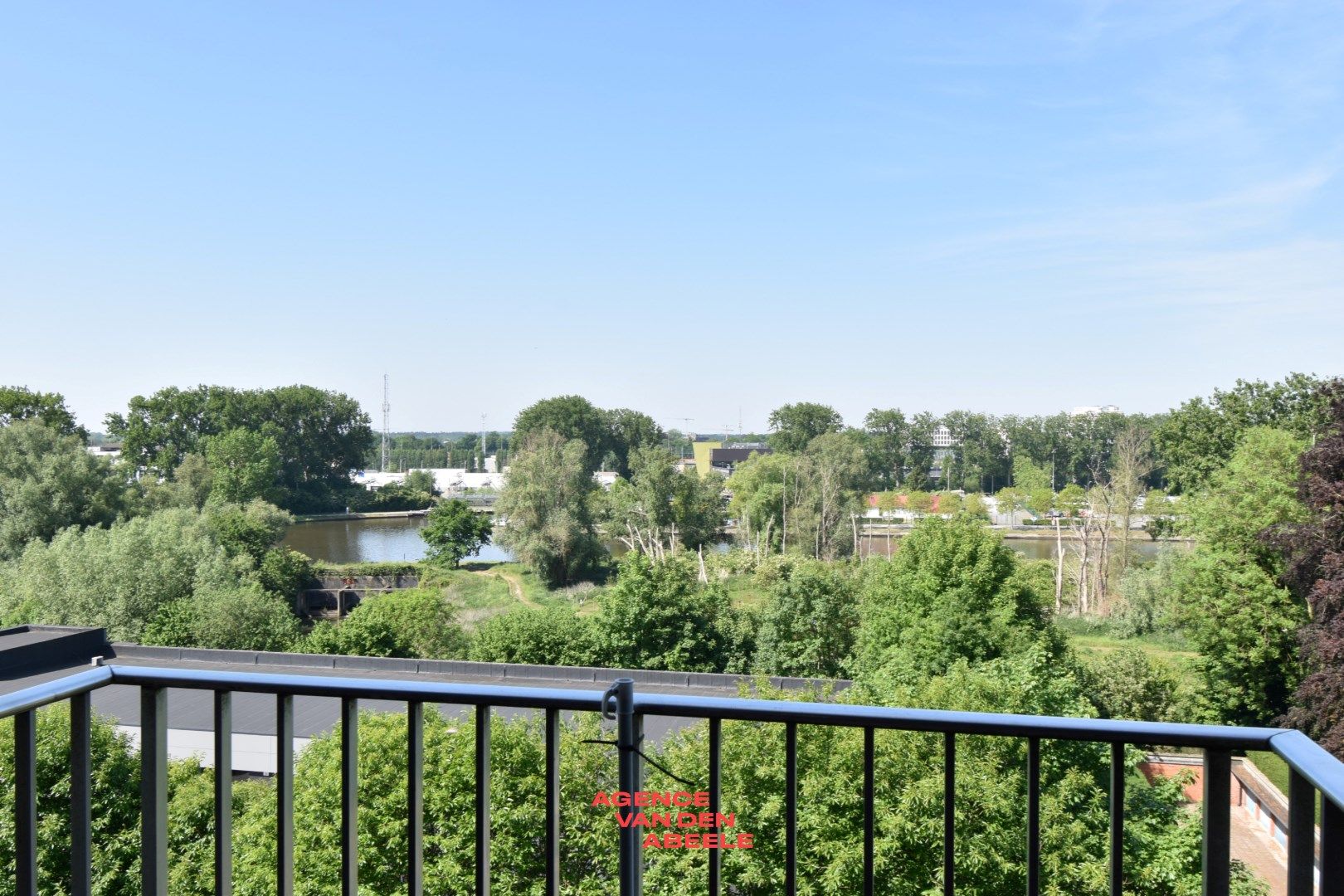 Energiezuinig appartement met 3 slaapkamers en terras foto {{pictureIndex}}