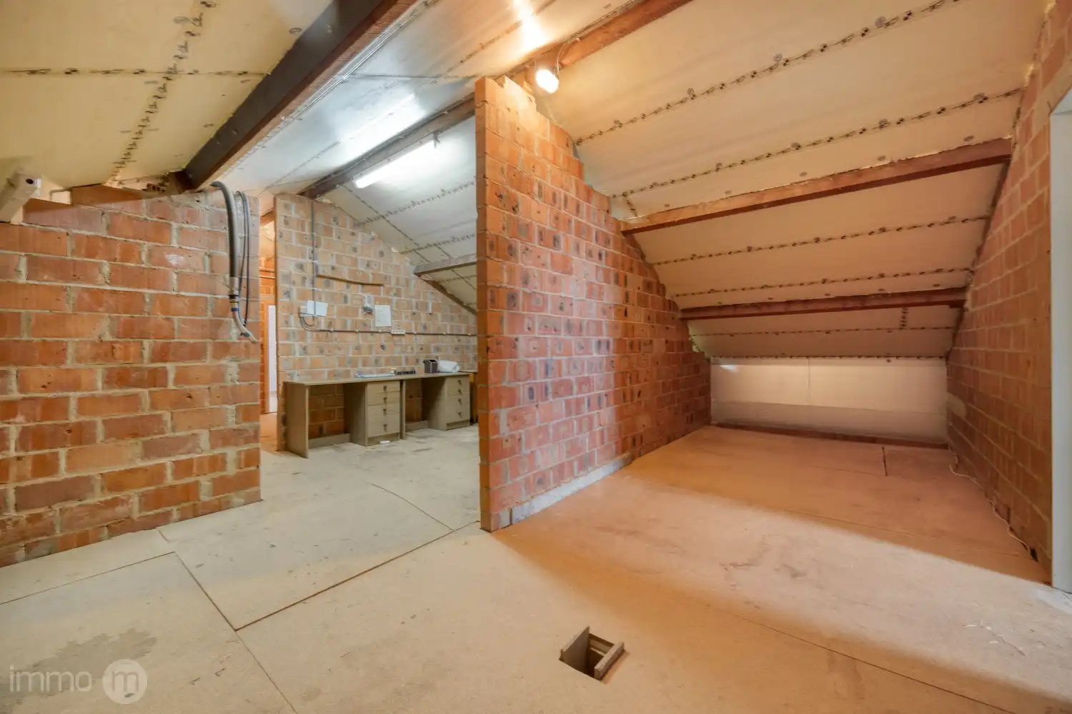 Uitstekend onderhouden open bebouwing met zonnepanelen en 3 tot 5 slaapkamers op prachtig perceel van 55a43ca foto 26