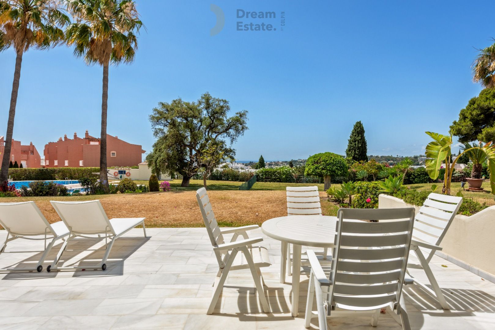 Ruime woning op uitstekende ligging foto {{pictureIndex}}