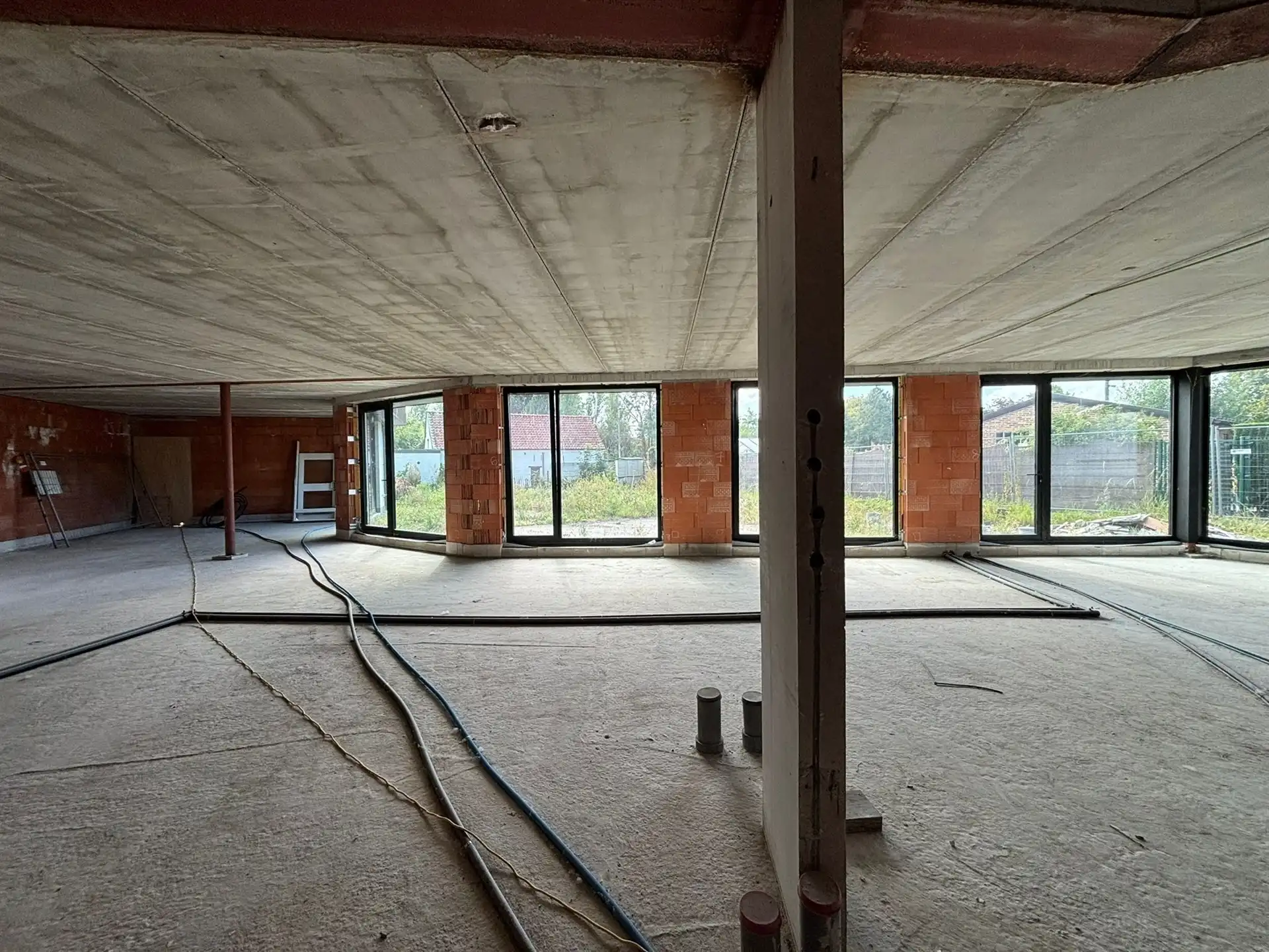 Nieuwbouw handelsruimte op commerciële liggen in het centrum! foto 7