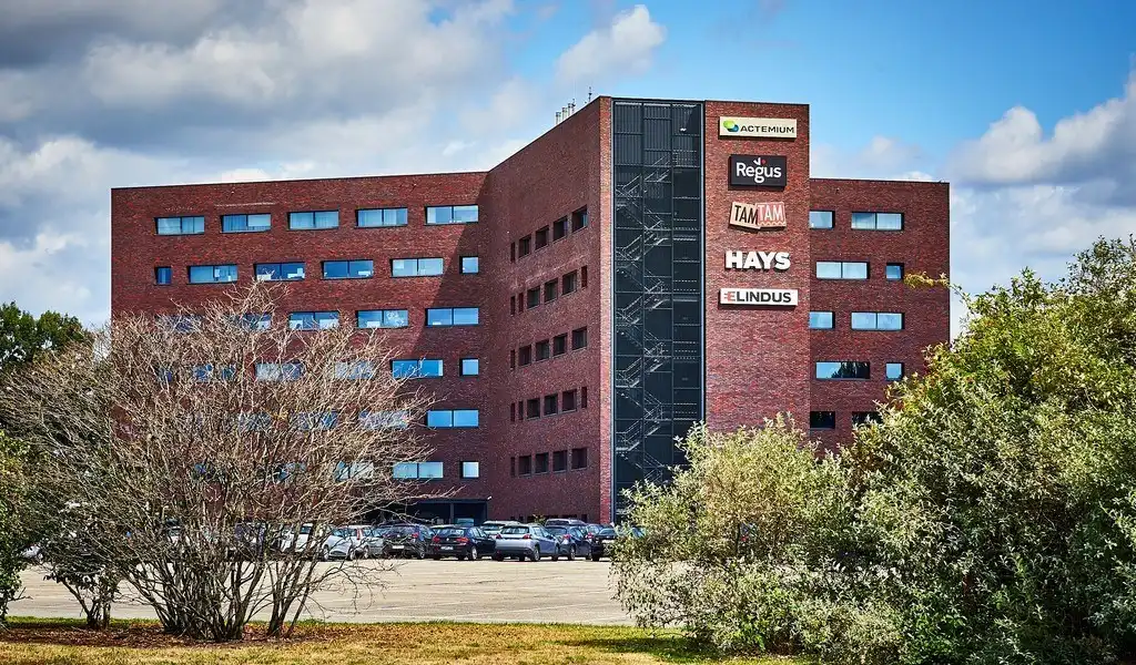 Volledig ingerichte kantoorruimte te huur langs E313 in Herentals foto {{pictureIndex}}