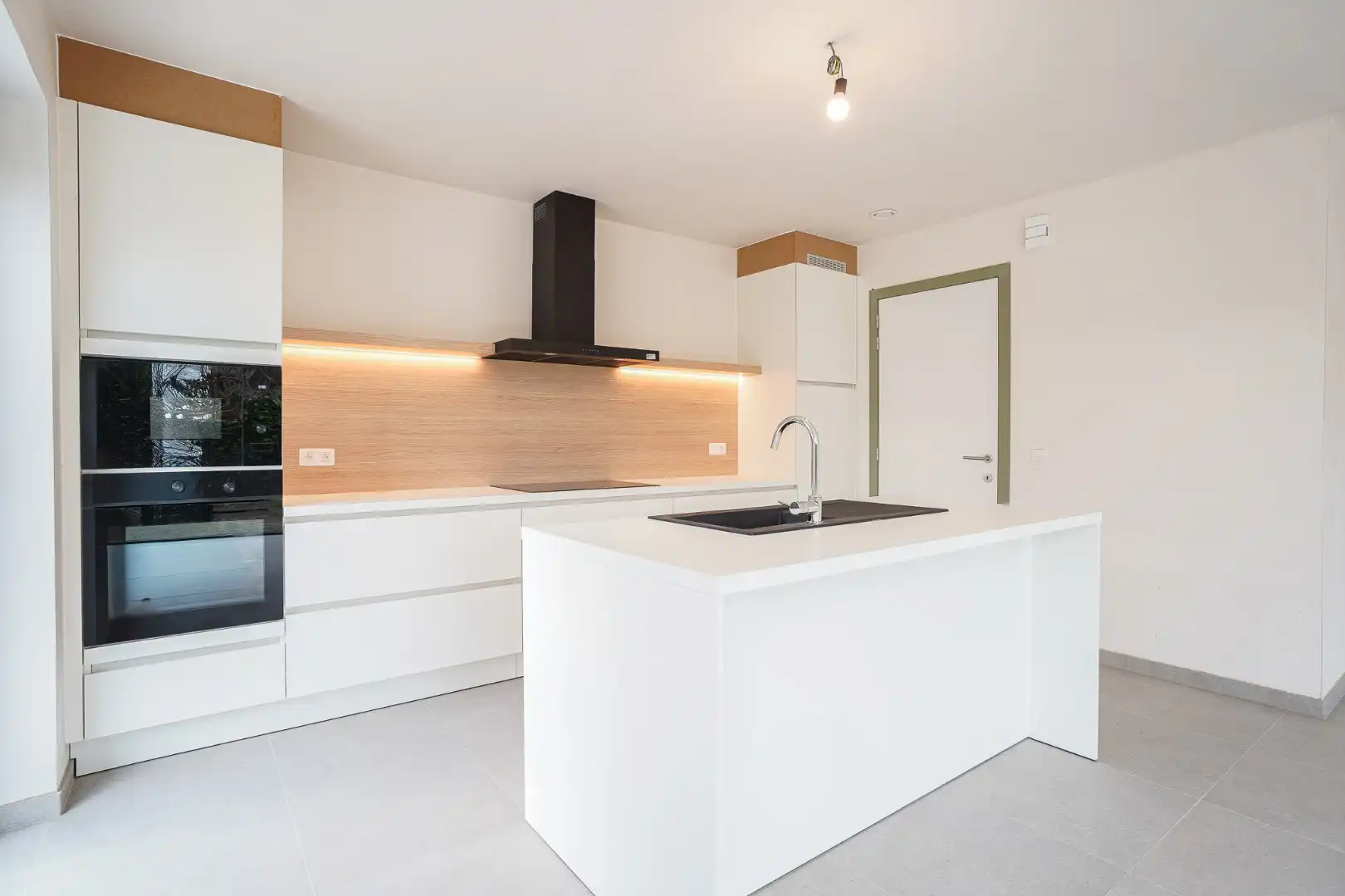 Moderne halfopen nieuwbouw woning op 356 m² met hoogwaardige afwerking foto 4