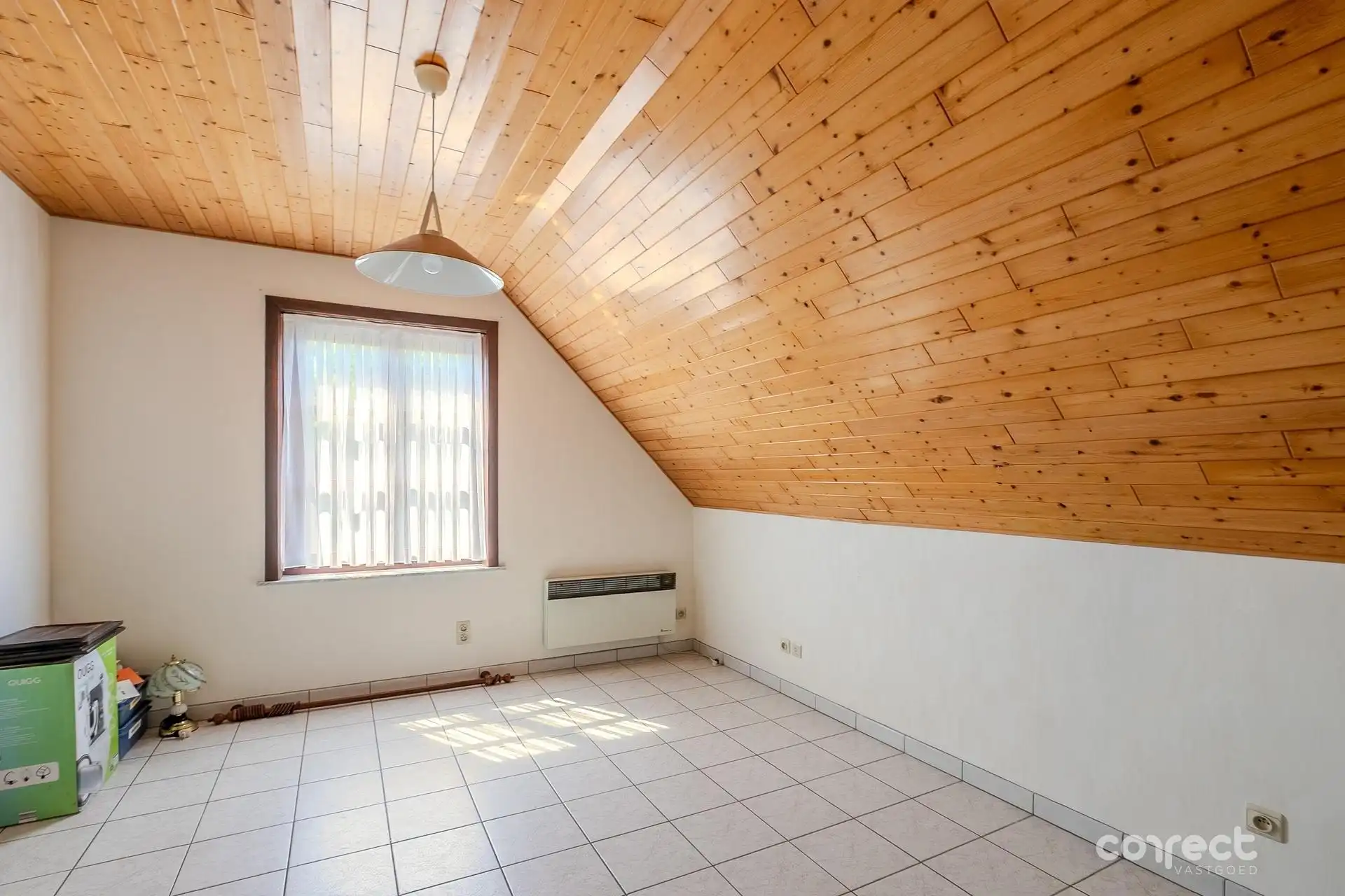 Alleenstaande landelijke woning op een ruim hoekperceel en aanpalend een stuk bouwgrond. foto 10