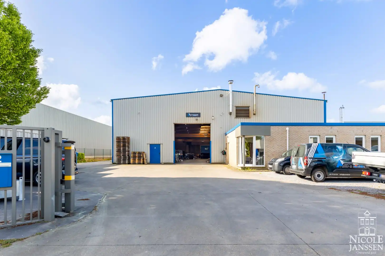Bedrijfshal met kantoorruimte gelegen op de KMO-zone Kleine Heide. foto 25