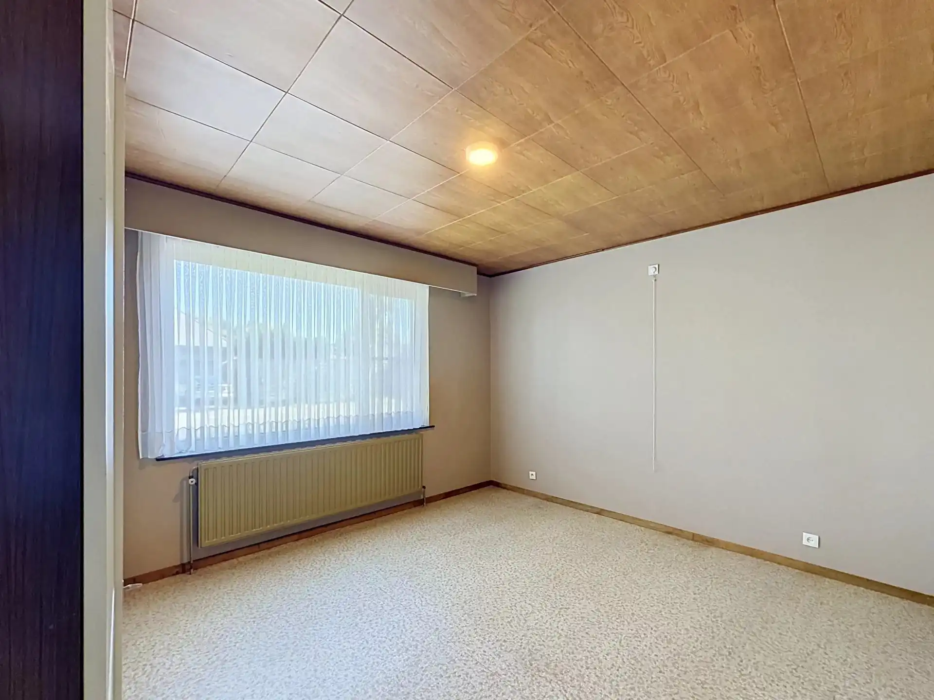 Te renoveren gelijkvloerse woning met 3 slaapkamers op een ruim perceel. foto 15