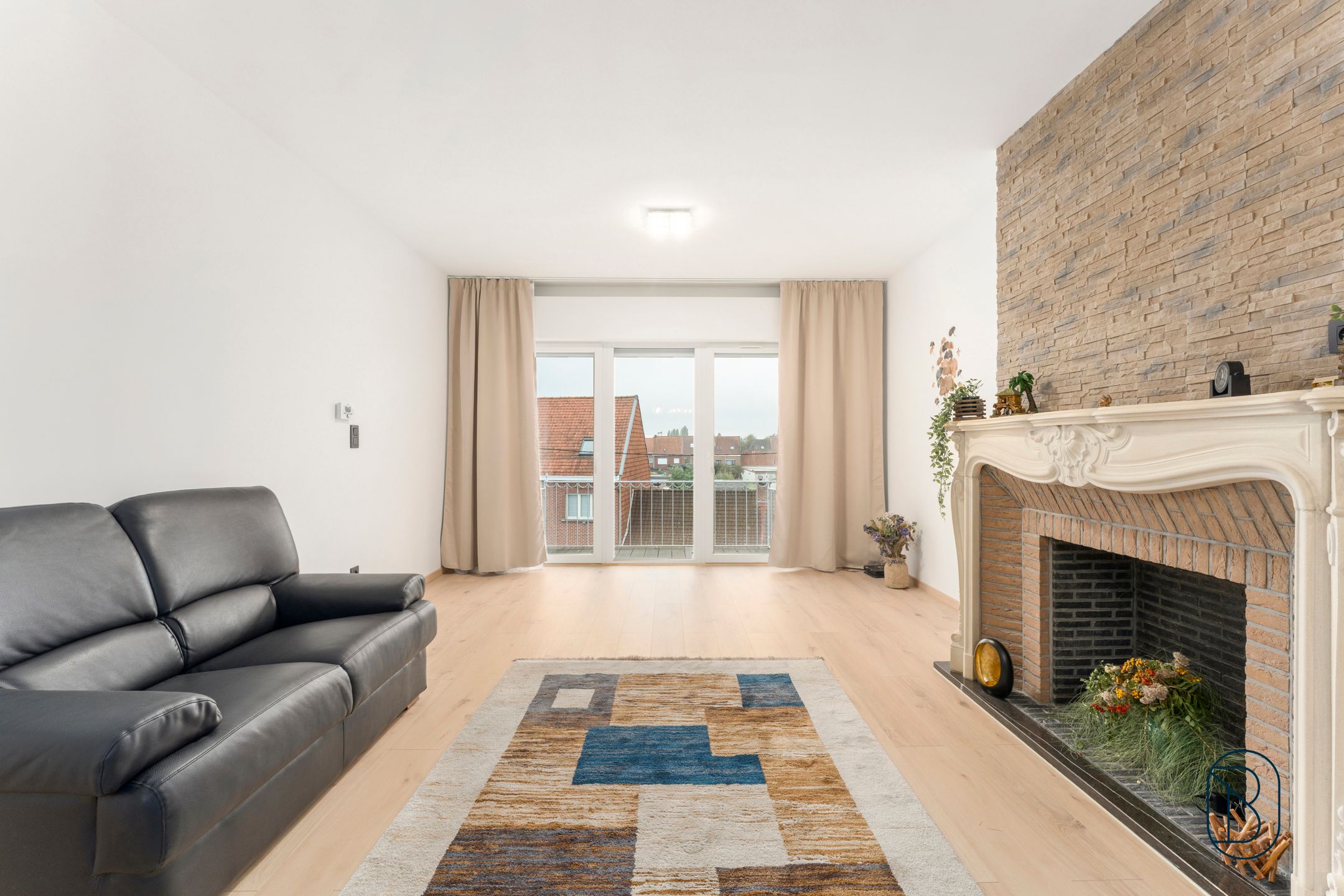 Modern gerenoveerd appartement met garage foto 4