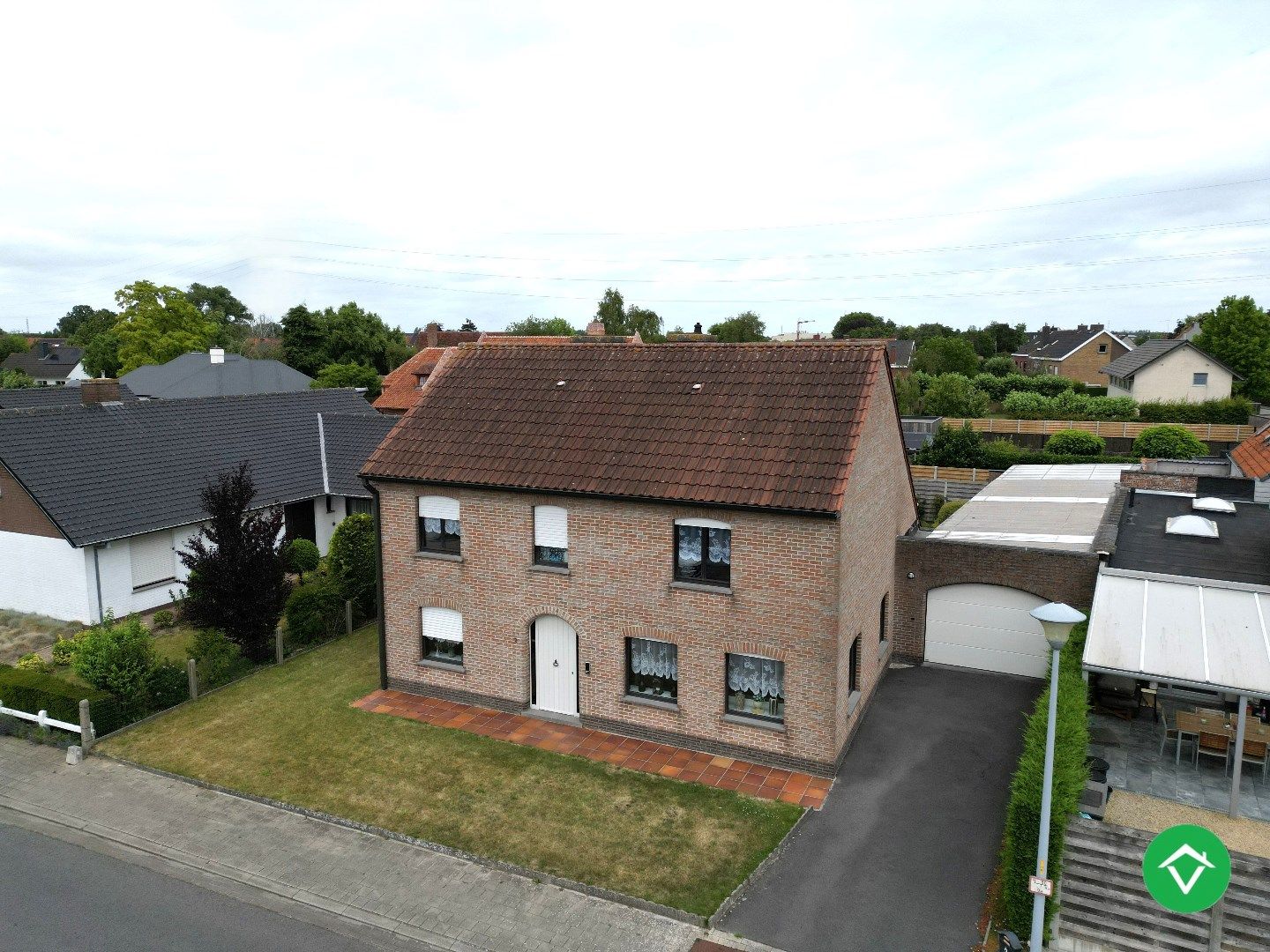 Hoofdfoto van de publicatie: Alleenstaande woning met 5 slaapkamers, tuin en garage/loods te Roeselare
