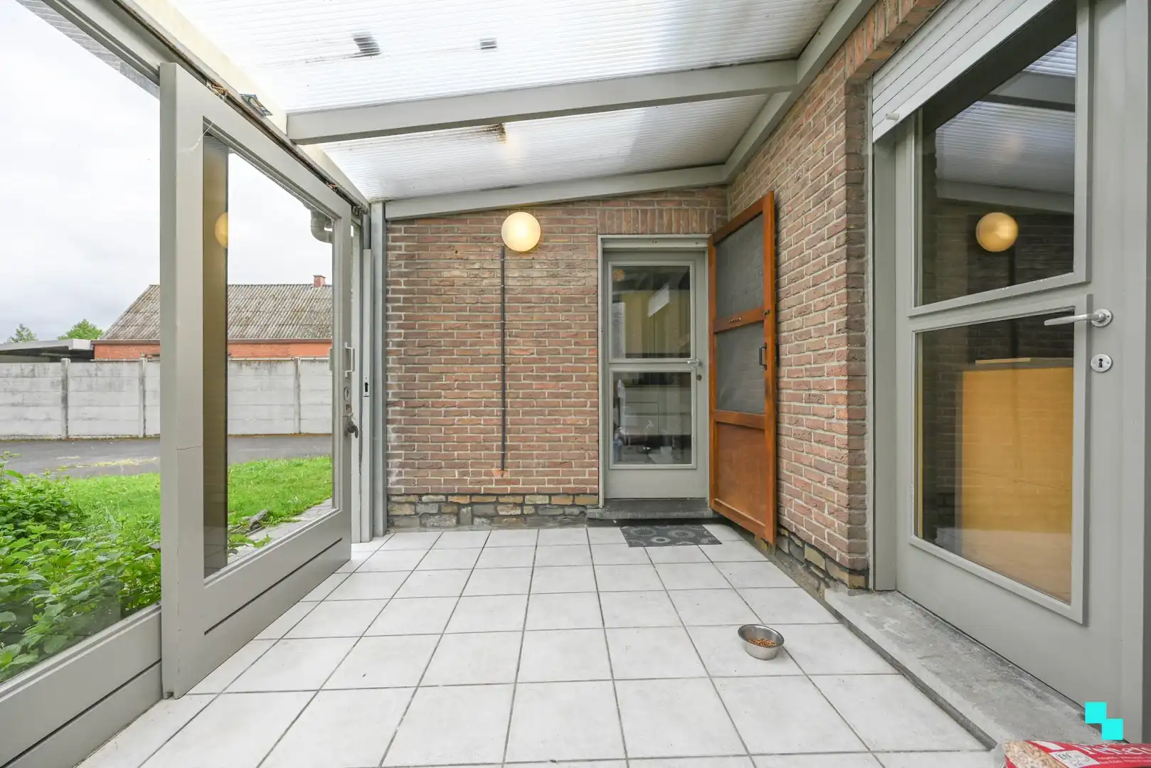 Alleenstaande woonst met atelier/loods foto 12